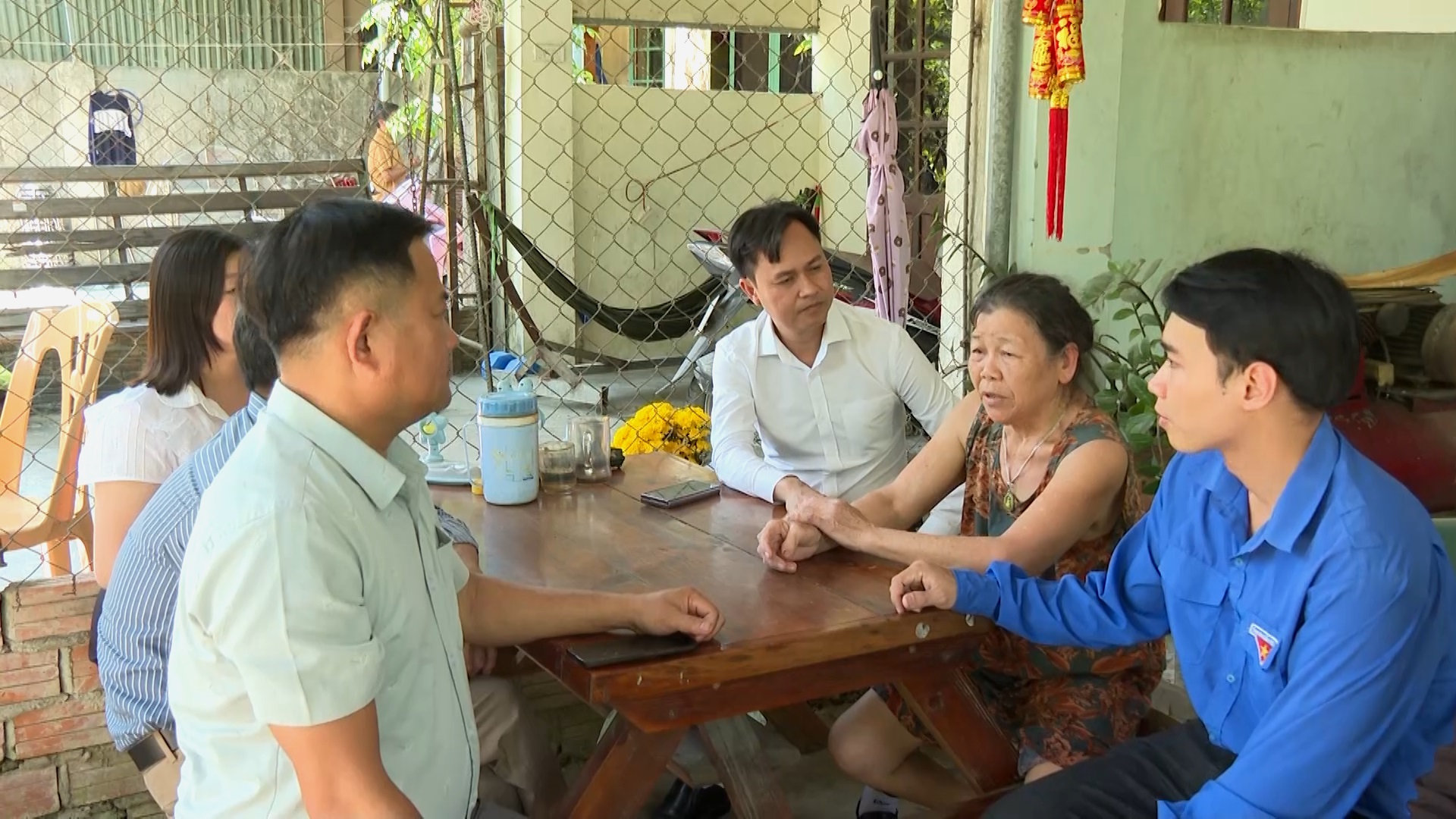 Đại diện lãnh đạo các cơ quan quận Liên Chiểu và tổ công tác của phường Hòa Hiệp Bắc vận động người dân bàn giao mặt bằng cho dự án Làng Vân. Ảnh: TRỌNG HÙNG