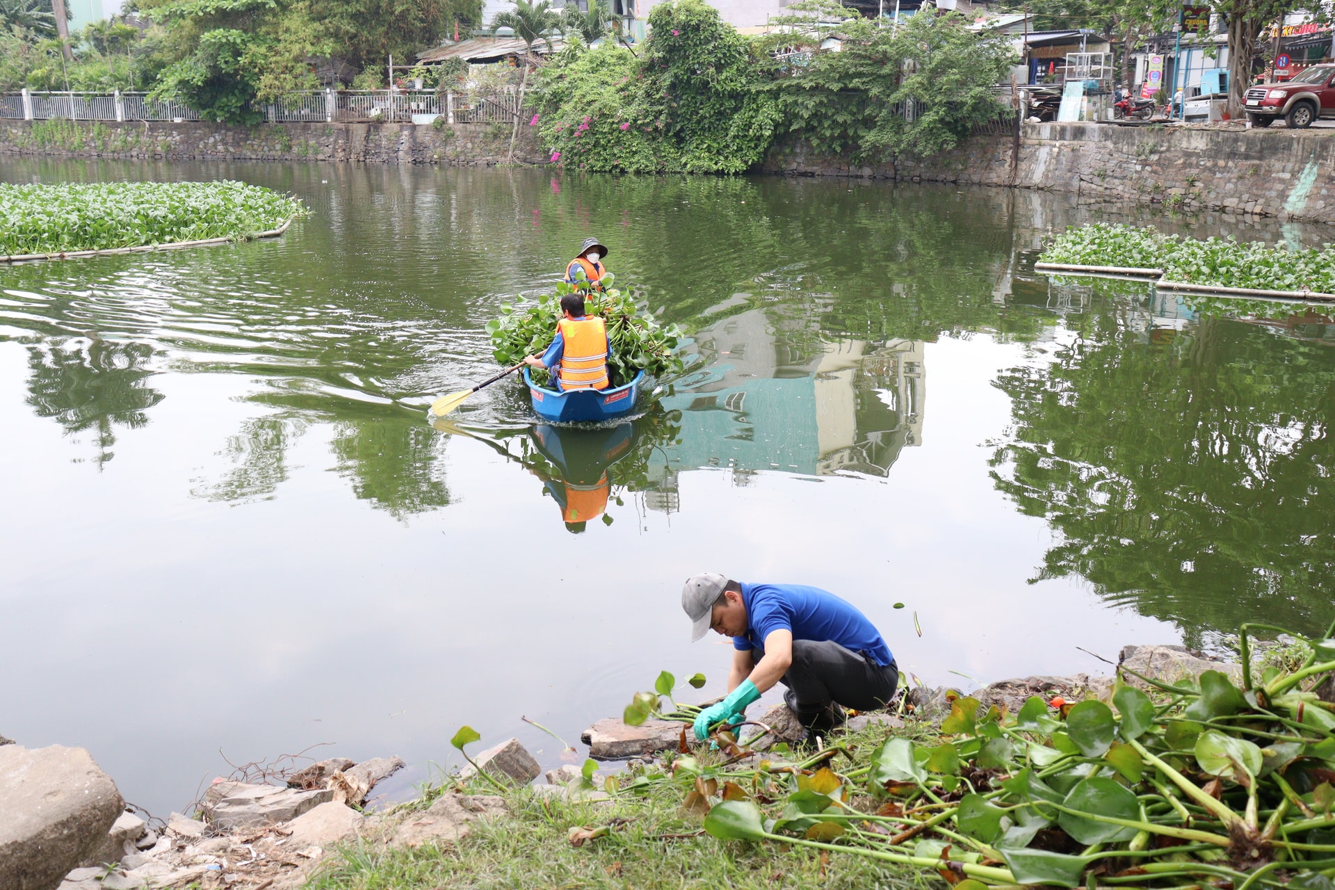 Tuyến cống thoát nước từ hồ Xuân Hòa A ra vịnh Đà Nẵng sẽ được khởi công trong tháng 8-2025. Trong ảnh: Công nhân Công ty Thoát nước và xử lý nước thải Đà Nẵng tỉa thưa, thu gom bèo, rác trên mặt hồ Xuân Hòa A để bảo đảm cảnh quan và góp phần chống ngập úng.  Ảnh: HOÀNG HIỆP