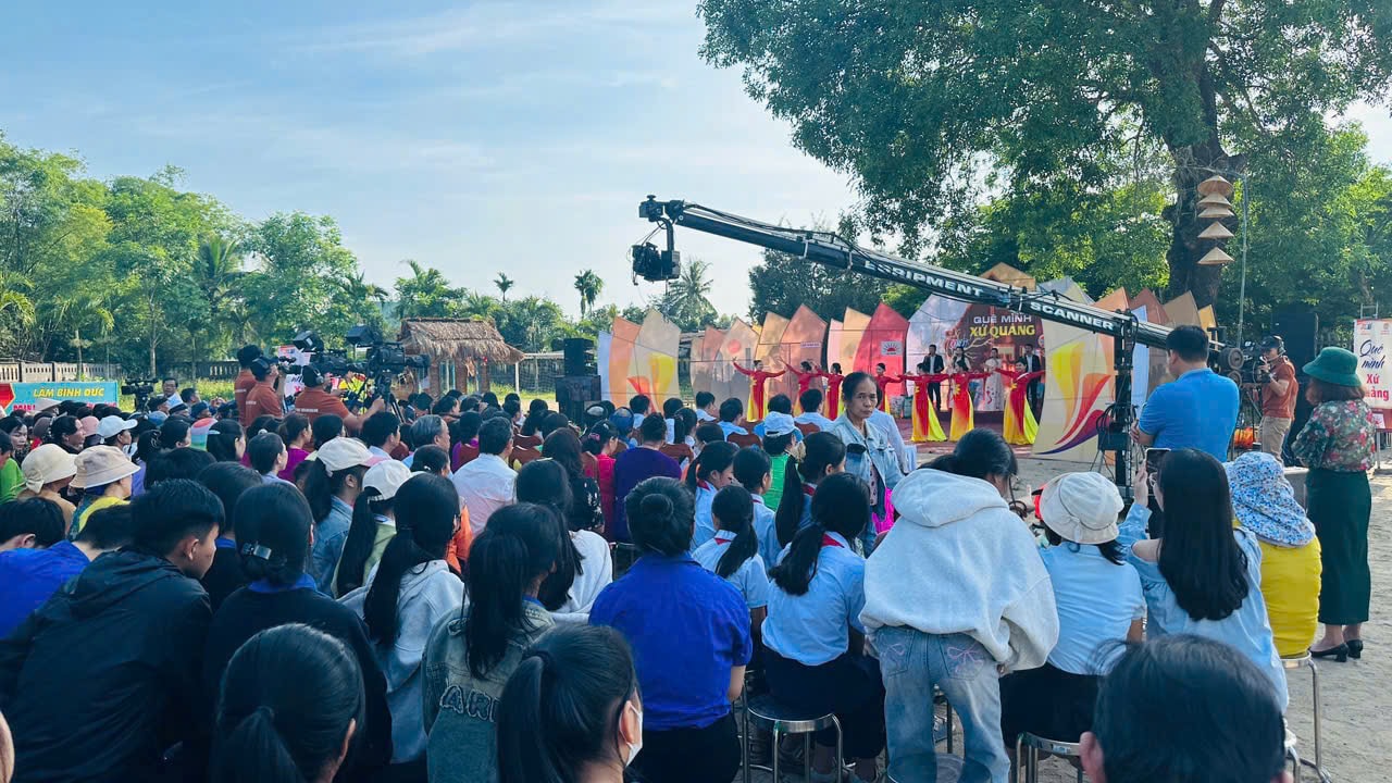 Hàng ngàn khán giả đón chào game show