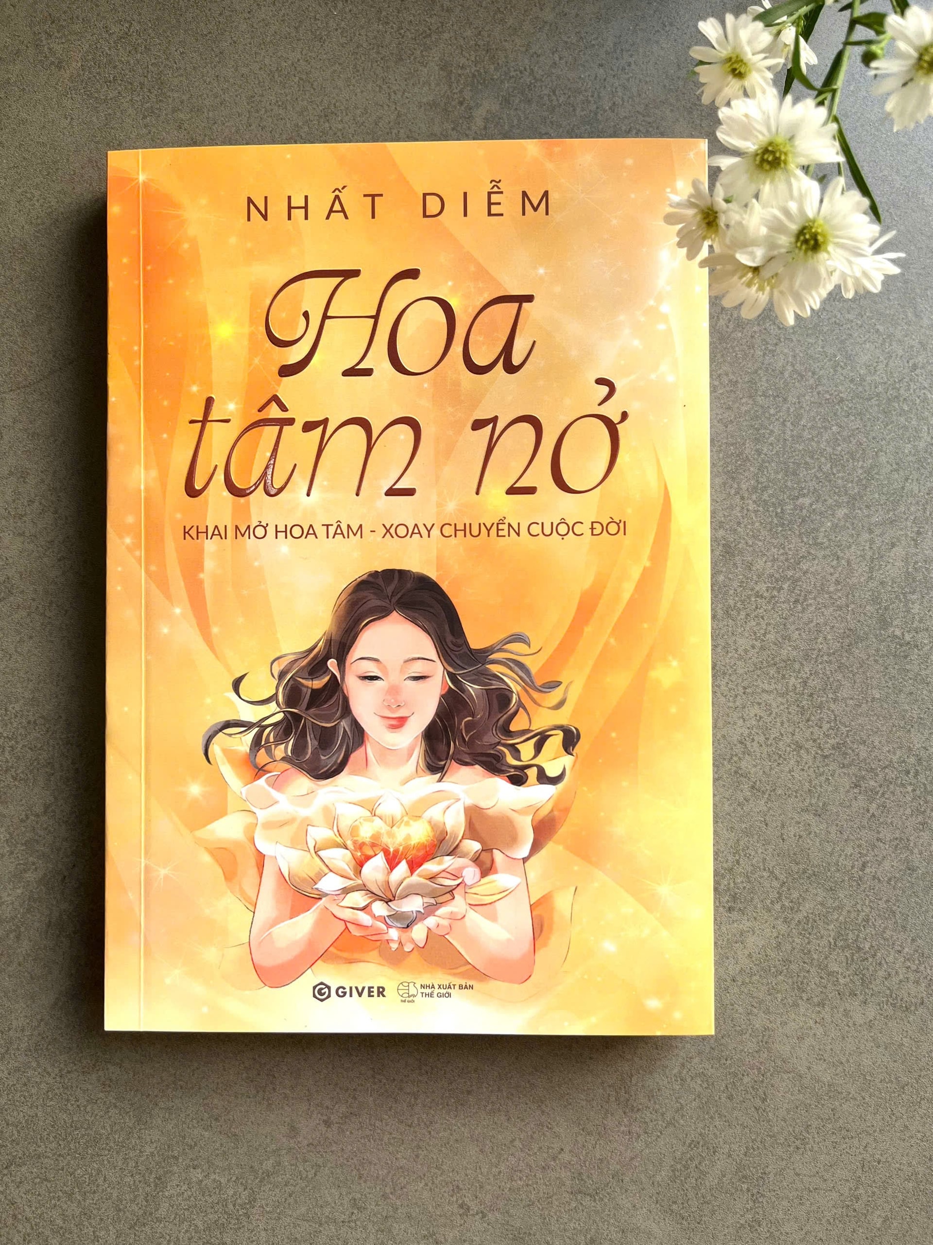 Sách Hoa tâm nở - Nhất Diễm