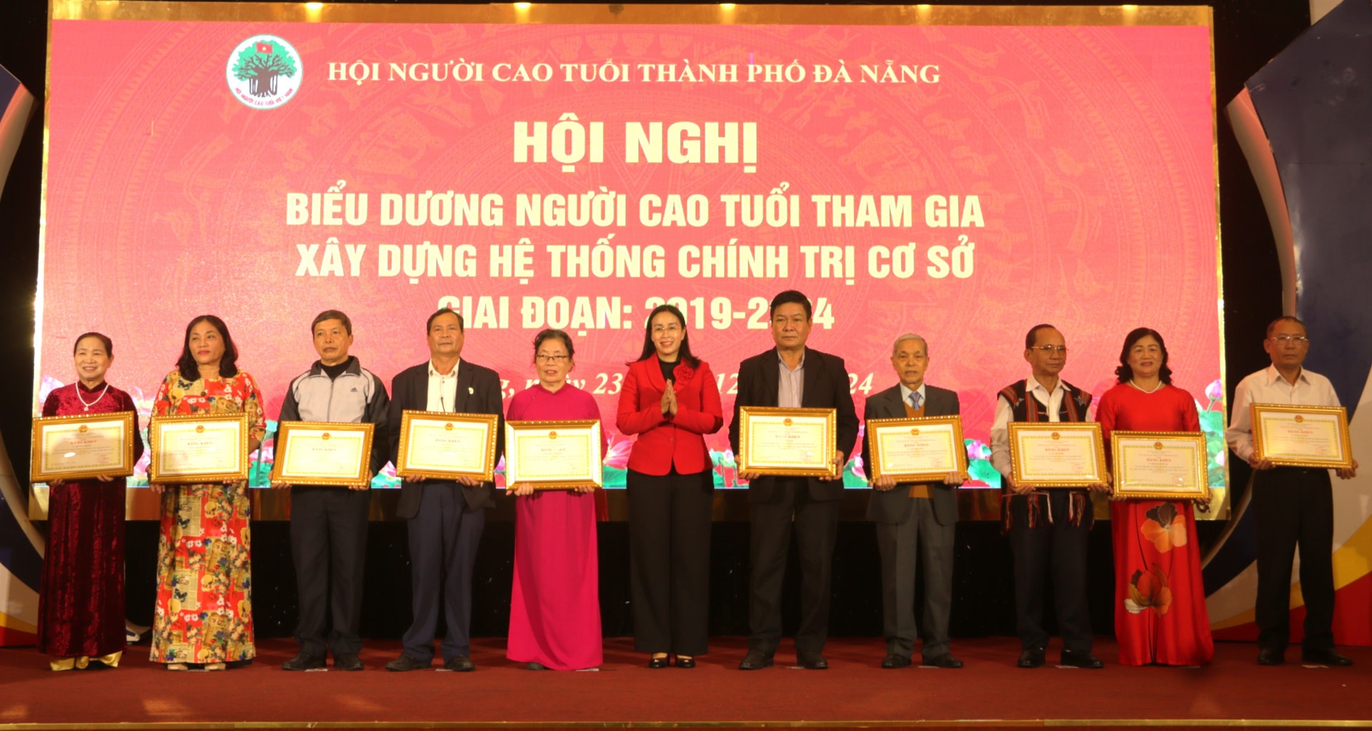 Phó Chủ tịch UBND thành phố Nguyễn Thị Anh Thi (giữa) tặng bằng khen của Chủ tịch UBND thành phố cho hội viên người cao tuổi có thành tích xuất sắc trong xây dựng hệ thống chính trị cơ sở giai đoạn 2019-2024. Ảnh: XUÂN ĐÔNG