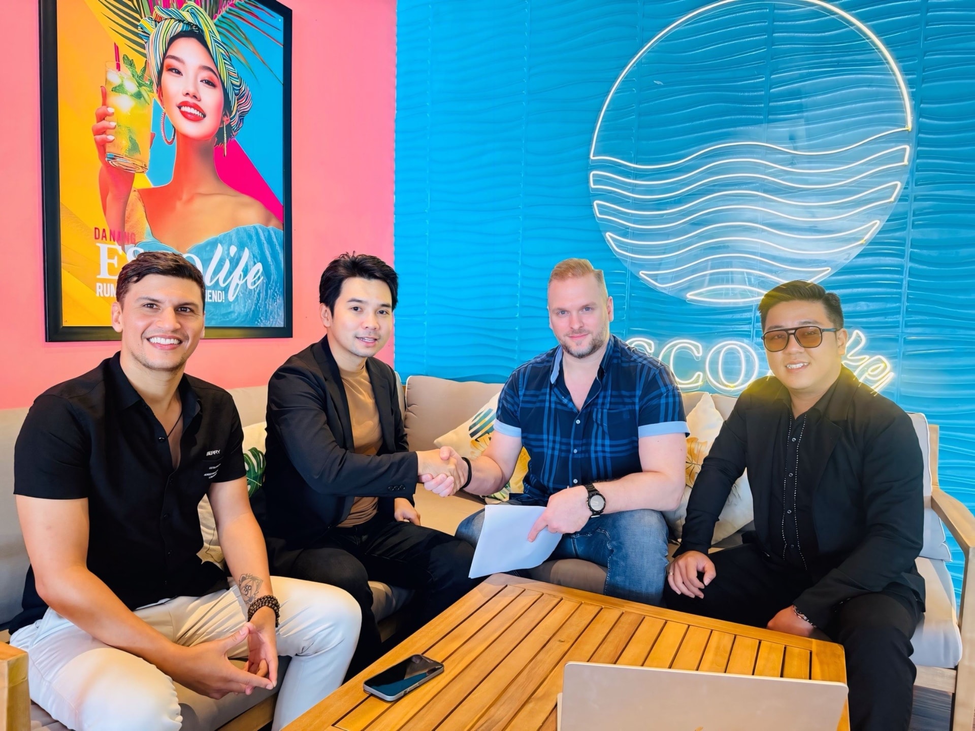 Từ trái sang Mr. Ryan, Mr. Vinh, GM Esco Beach – Mr. Robert and Mr Lâm.
