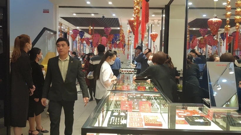 Do giá vàng tăng cao nên các doanh nghiệp đã để mức chênh lệch từ 2-3 triệu đồng mỗi lượng. (Ảnh: Vietnam+)