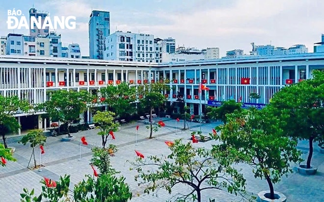 Cờ đỏ sao vàng rực rỡ trong Trường THPT Sơn Trà.