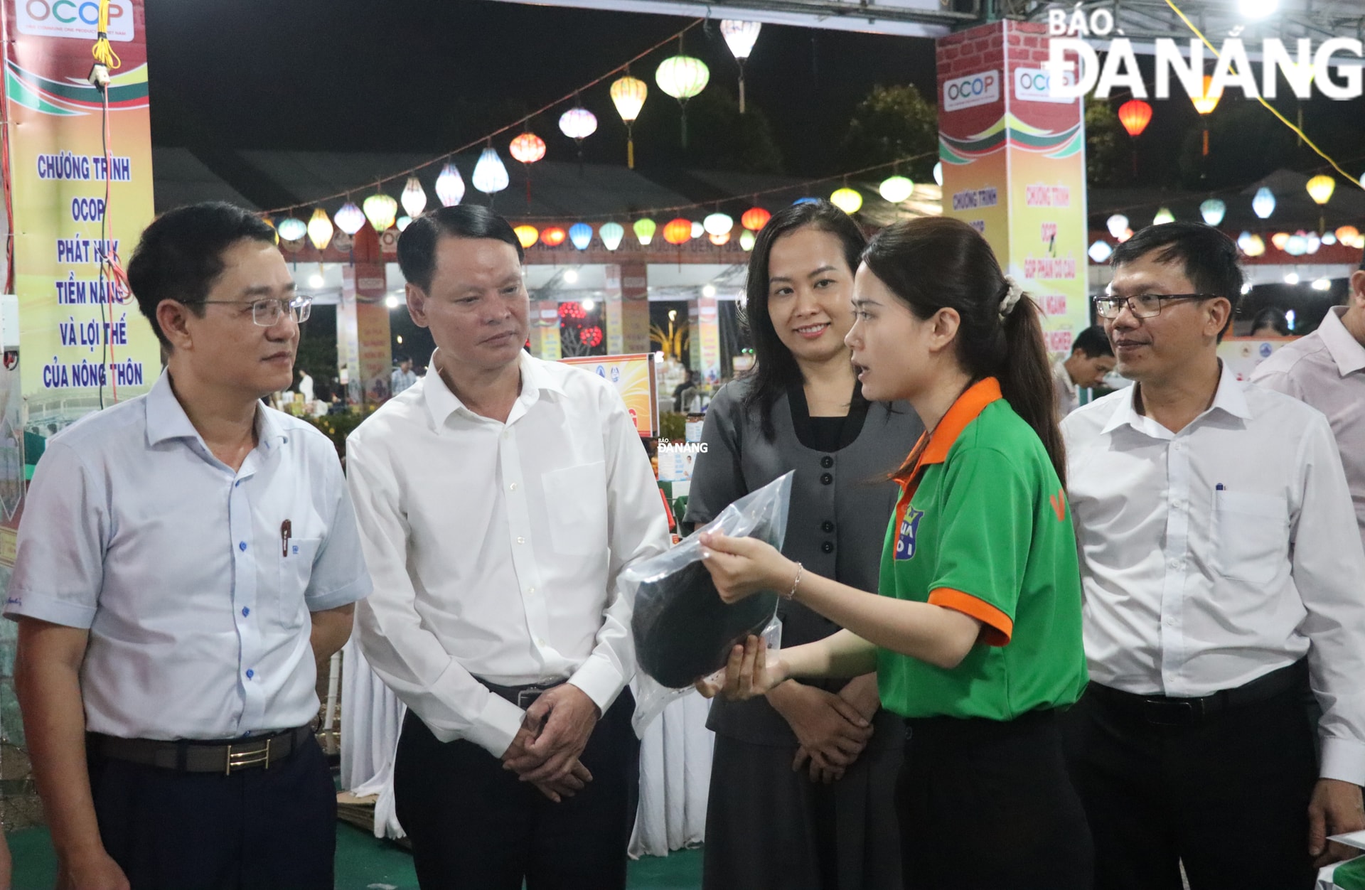 Đây là dịp để các chủ thể OCOP của tỉnh Quảng Nam và thành phố Đà Nẵng đẩy mạnh quảng bá sản phẩm đến với người tiêu dùng. Ảnh: TRẦN TRÚC