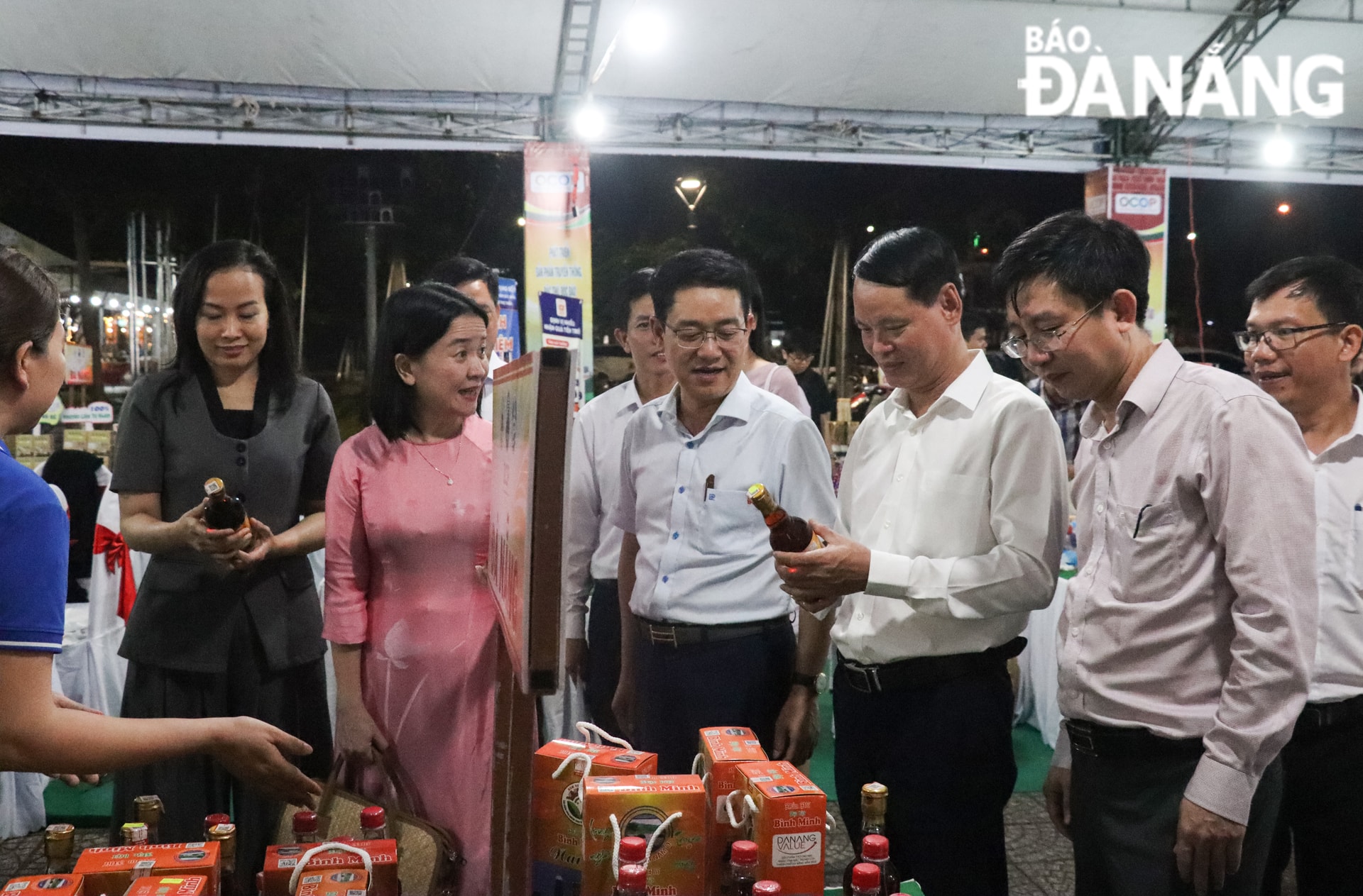 Sự kiện giới thiệu và bán những mặt hàng nông sản chất lượng được chứng nhận OCOP của 2 địa phương. Ảnh: TRẦN TRÚC