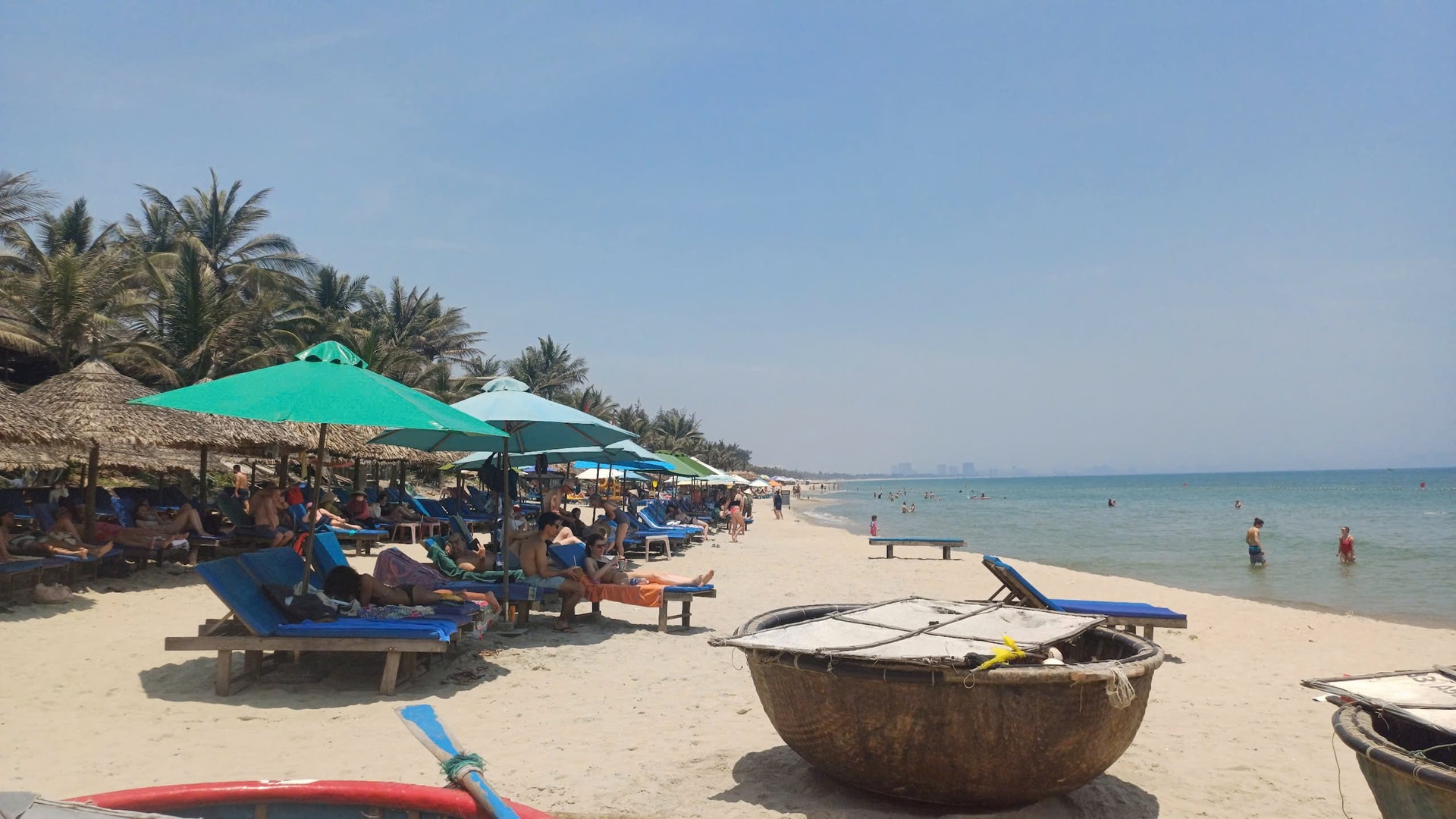 ភ្ញៀវទេសចរទទួលបានបទពិសោធន៍និងការងូតទឹកក្នុង