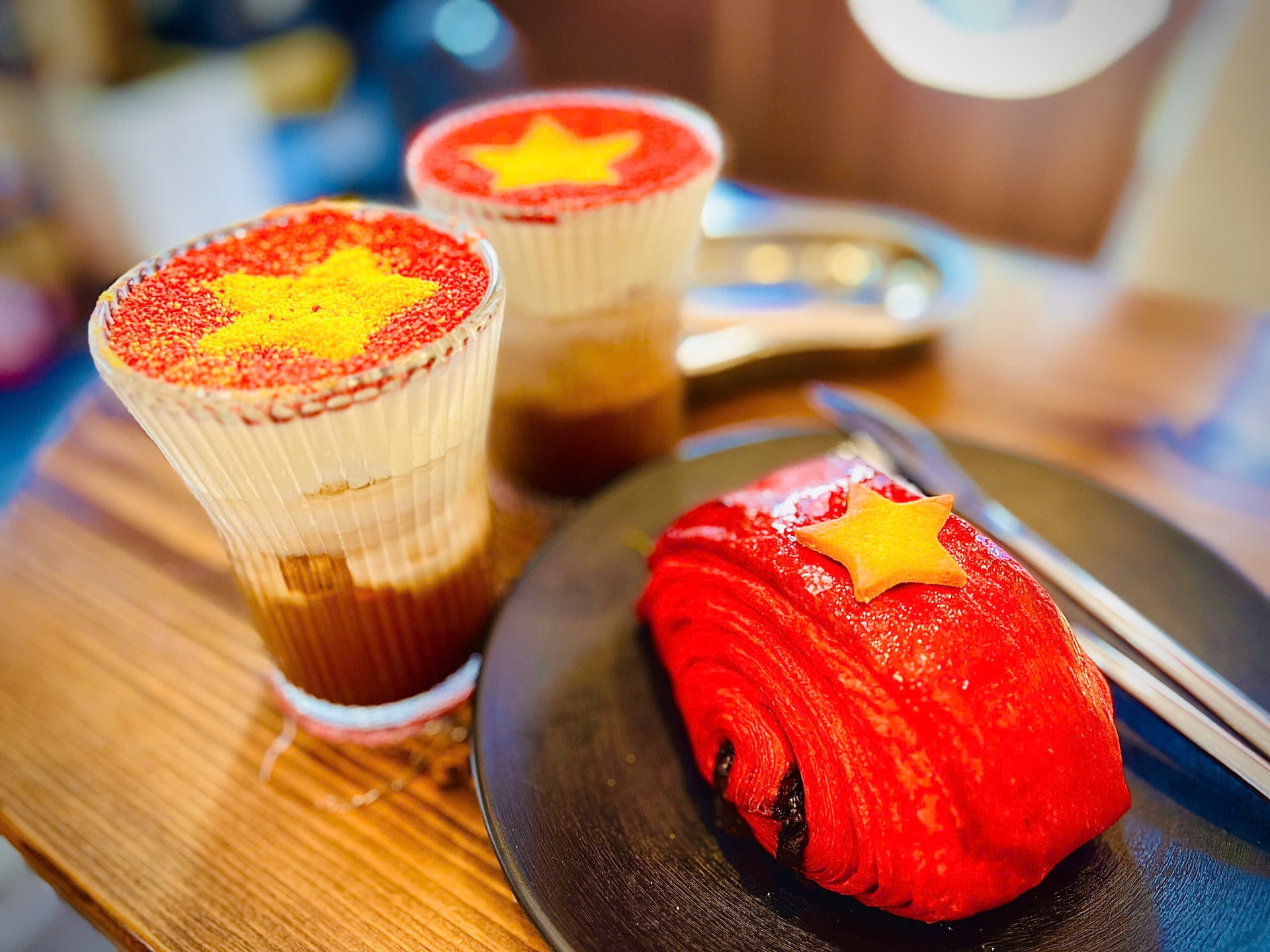 Tinh thần yêu nước được Luu.sweety lan tỏa theo cách riêng trên ly nước và bánh. Ảnh: V.Â