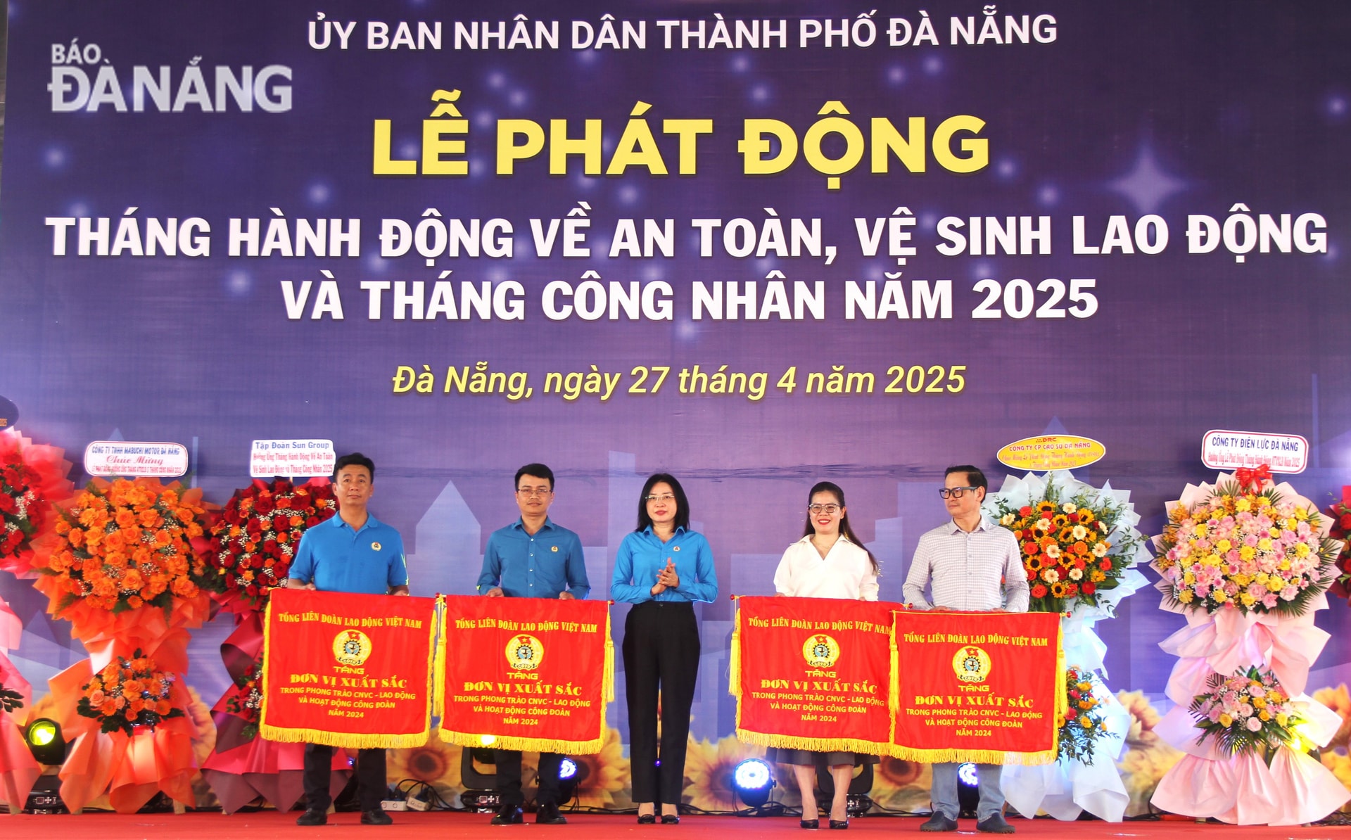 Chủ tịch Liên đoàn Lao động thành phố Phan Thị Thúy Linh (giữ) trao cờ thi đua của Chủ tịch Tổng Liên đoàn Lao động Việt Nam cho 4 đơn vị có thành tích xuất sắc trong phong trào thi đua lao động giỏi và xây dựng tổ chức Công đoàn vững mạnh năm 2024. Ảnh: L.P