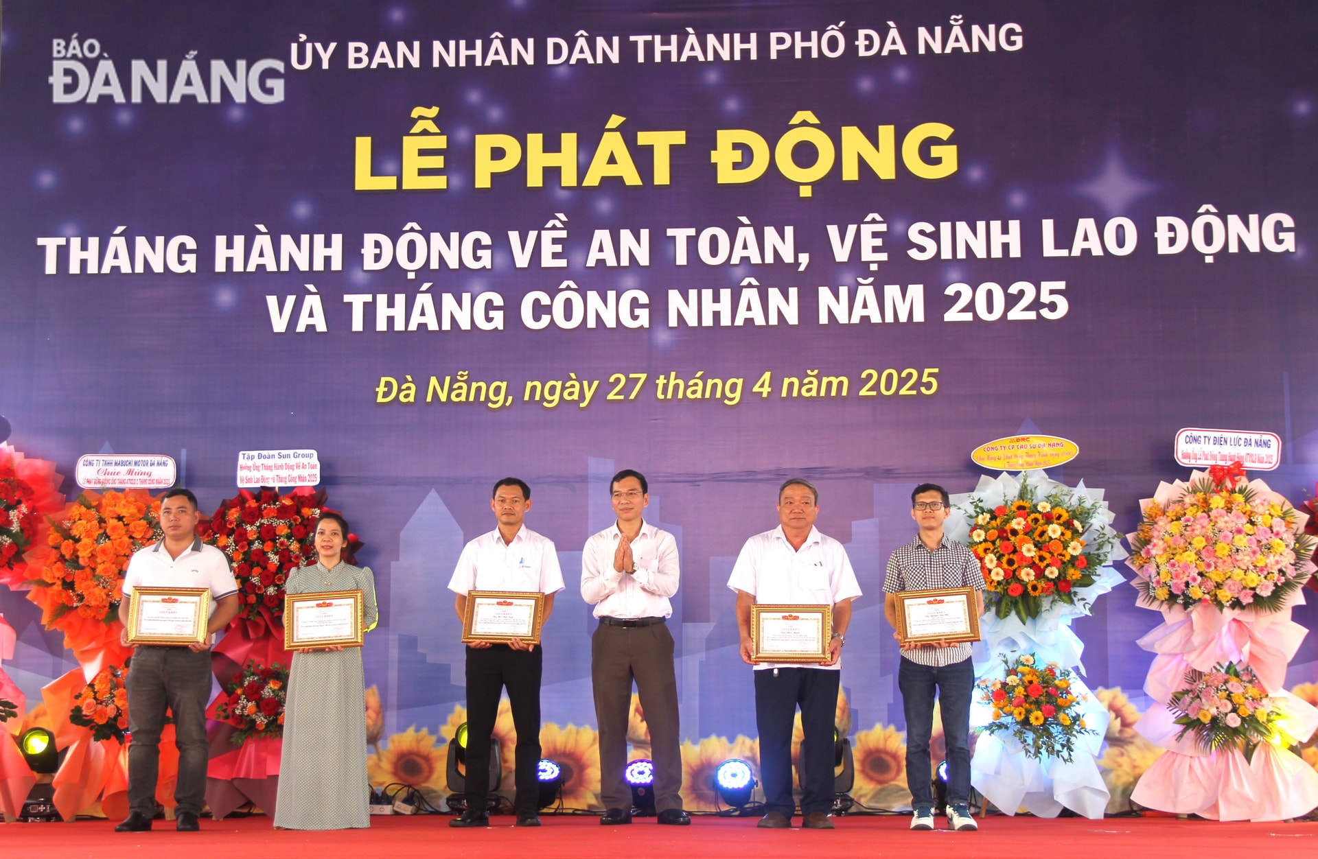 Lãnh đạo Sở Nội vụ trao giấy khen của Cục trưởng Cục Việc làm, Bộ Nội vụ cho 2 tập thể, 3 cá nhân có thành tích xuất sắc về công tác an toàn vệ sinh lao động năm 2024. Ảnh: L.P
