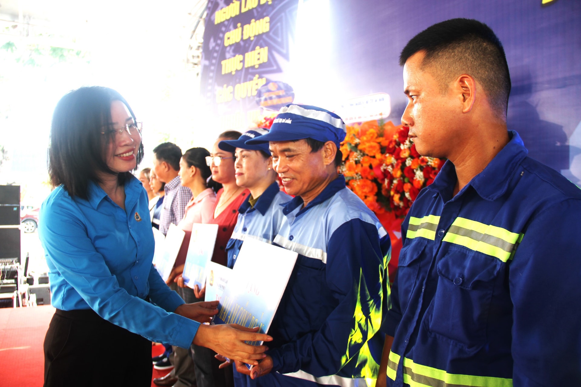Chủ tịch Liên đoàn Lao động thành phố Phan Thị Thúy Linh (bên trái) trao mái ấm Công đoàn cho đoàn viên khó khăn. Ảnh: L.P