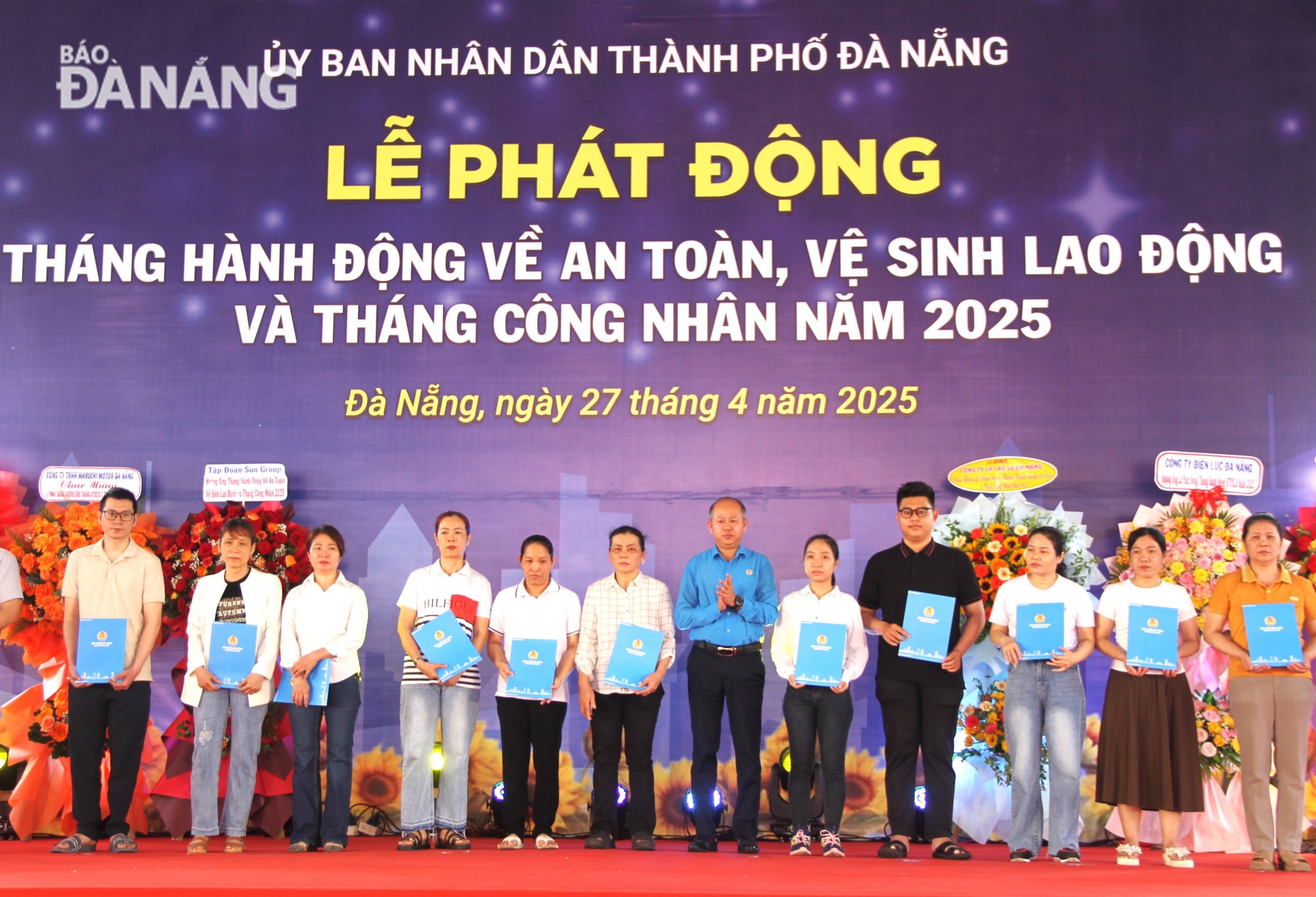 Lãnh đạo Liên đoàn Lao động thành phố trao hỗ trợ cho đoàn viên bị tai nạn lao động, bệnh nghề nghiệp, có hoàn cảnh khó khăn. Ảnh: L.P
