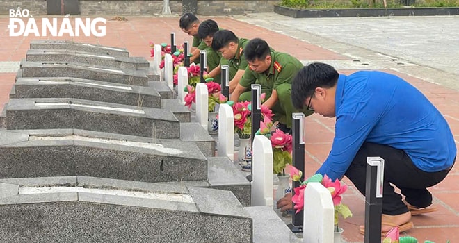 Thắp nến tri ân các anh hùng liệt sĩ.