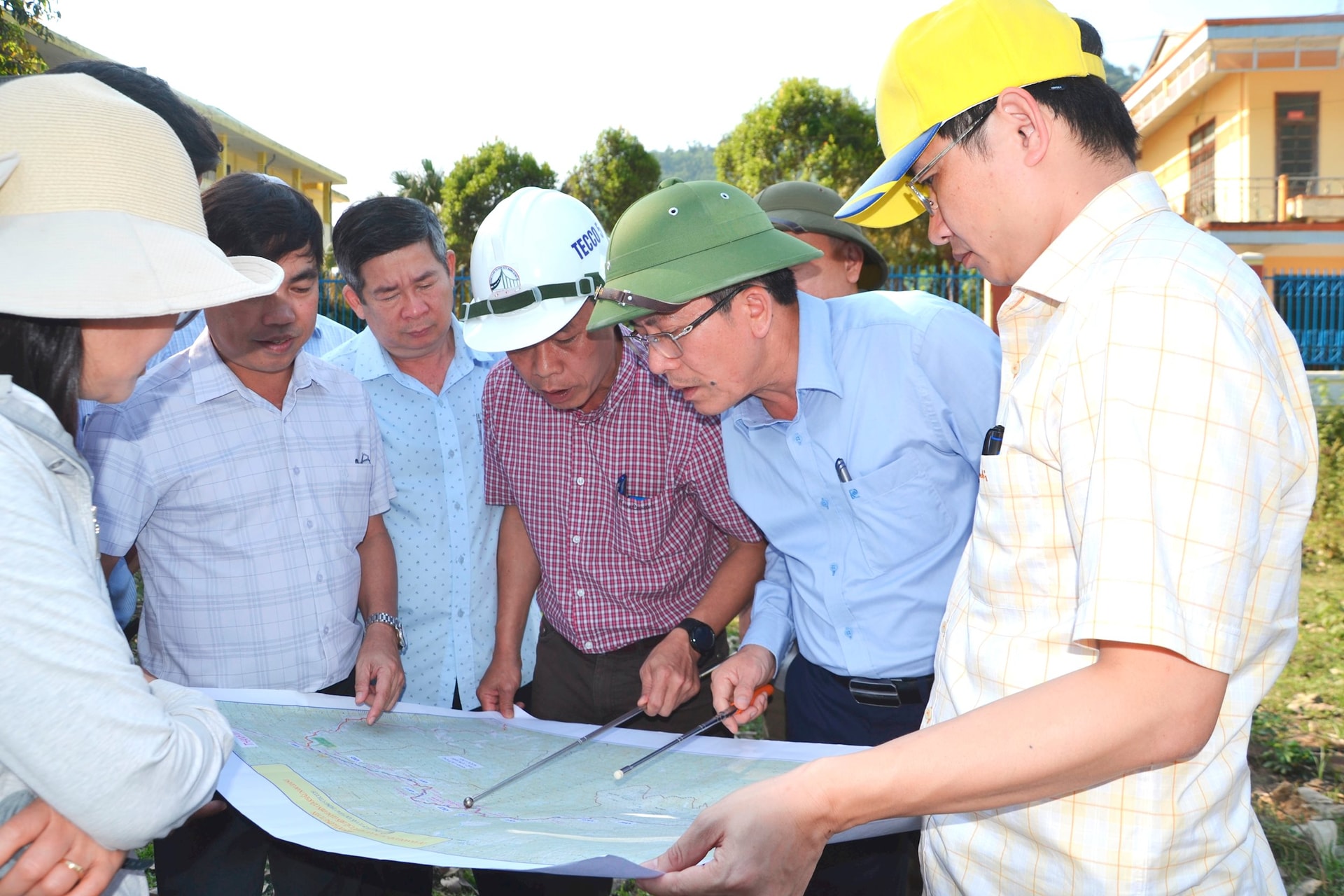Đồng chí Trần Nam Hưng (đội mũ cối) kiểm tra thực địa QL14D ngày 22/4 vừa qua. Ảnh: CÔNG TÚ