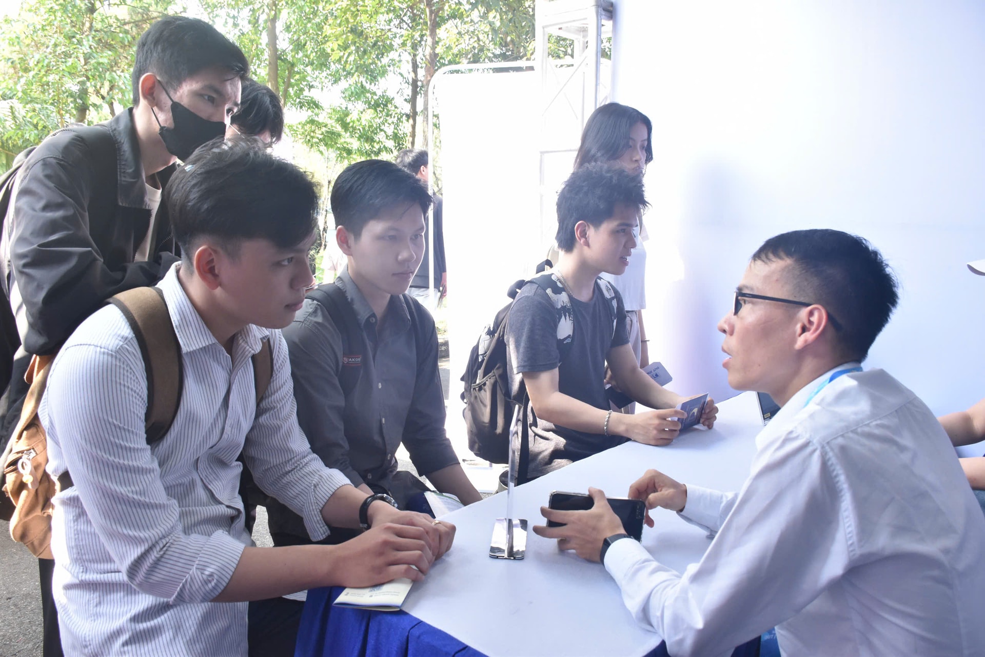 Sinh viên Trường Đại học Bách khoa tìm kiếm cơ hội tuyển dụng tại ngày hội việc làm do trường tổ chức. Ảnh: THU HÀ