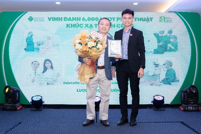 Hình ảnh trao tặng tại buổi lễ.