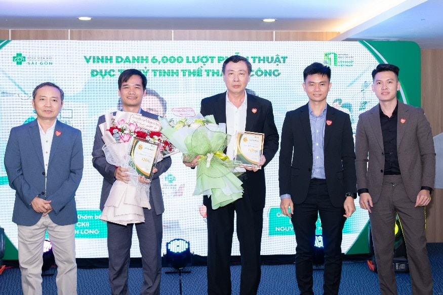 Hình ảnh trao tặng tại buổi lễ.