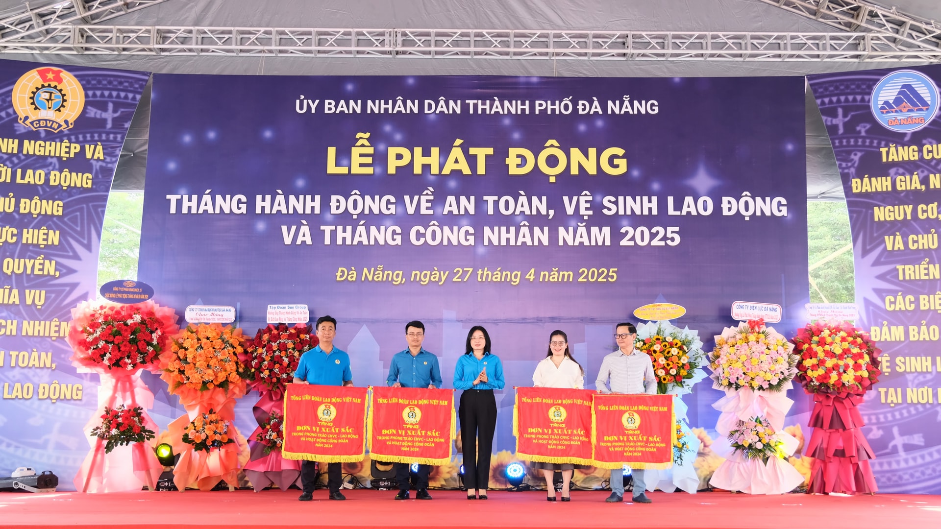Lãnh đạo Liên đoàn Lao động thành phố trao cờ thi đua của Tổng Liên đoàn Lao động Việt Nam cho các tập thể có thành tích xuất sắc trong phong trào công nhân lao động và hoạt động Công đoàn năm 2024 tại lễ phát động Tháng An toàn, vệ sinh lao động và Tháng Công nhân năm 2025. Ảnh: P.V