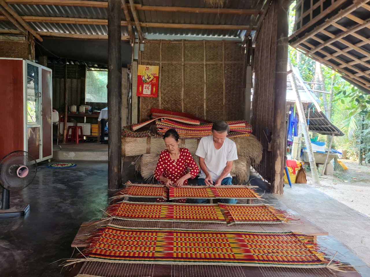 Dệt chiếu cói phục vụ du lịch ở Đông Bình. Ảnh: HOÀNG LIÊN