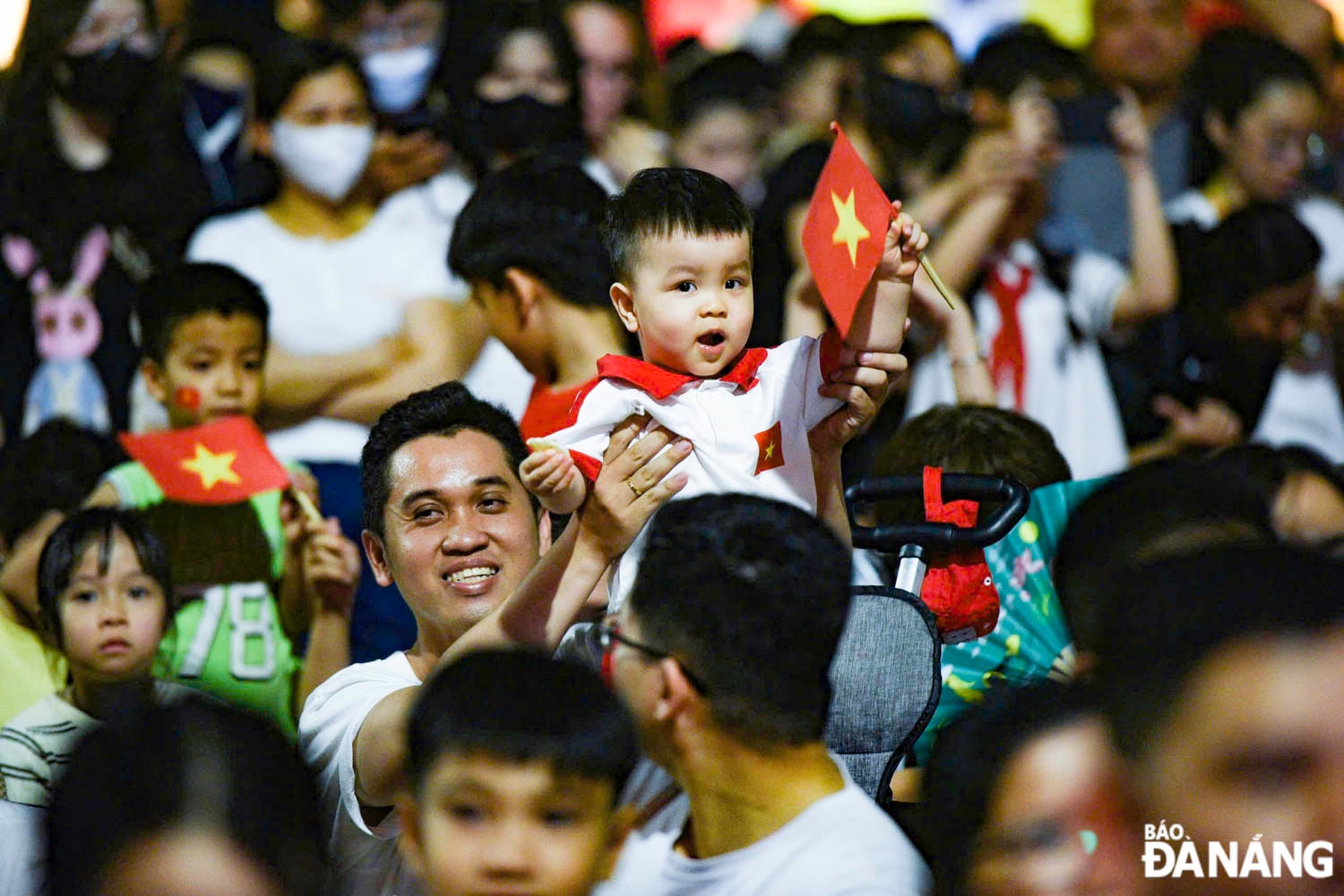 Phim 3D Mapping “Câu chuyện Đà Nẵng - The Story of Da Nang” sử dụng thiết bị chuyên dụng chiếu ánh sáng trực tiếp vào bề mặt tòa nhà 42 Bạch Đằng, kết hợp với âm thanh tạo nên hiệu ứng 3D Mapping. Đây là công nghệ lần đầu tiên được trình chiếu ngoài trời tại thành phố Đà Nẵng, với hình ảnh sống động, chương trình đã tái hiện một cách rõ nét và đẹp đẽ nhất câu chuyện lịch sử - văn hóa - khát vọng phát triển đi lên không ngừng của thành phố Đà Nẵng.