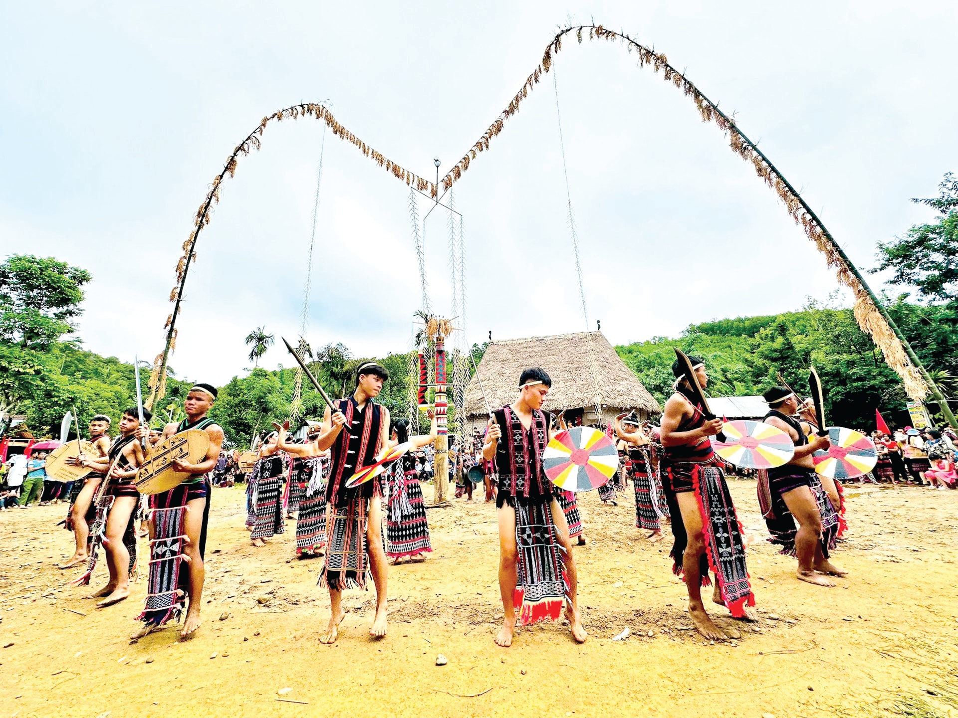 កន្លែងសំឡេងសម្រាប់ការសំដែងឧបករណ៍ភ្លេងប្រពៃណីរបស់ប្រជាជន Co Tu គឺភ្នំ ព្រៃឈើ និងភូមិ។ បណ្ណសាររូបថត