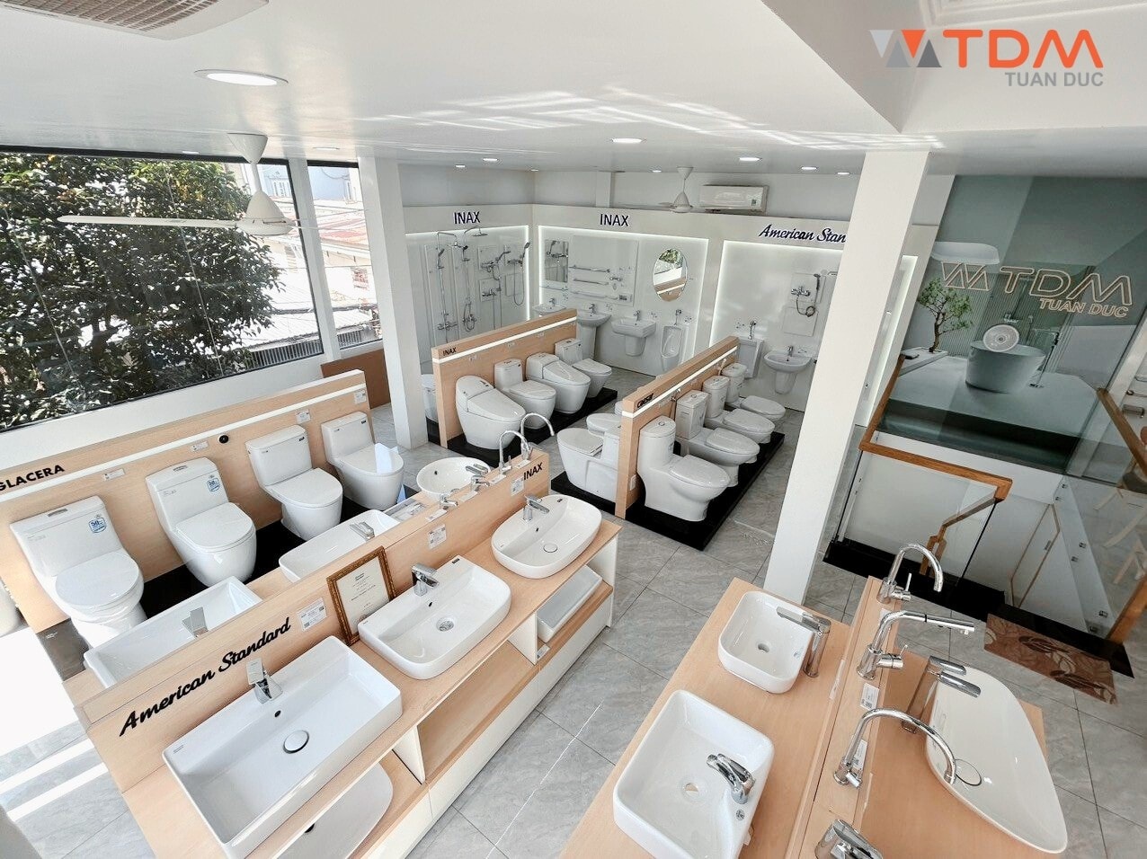 Không gian trưng bày thiết bị vệ sinh tại showroom.