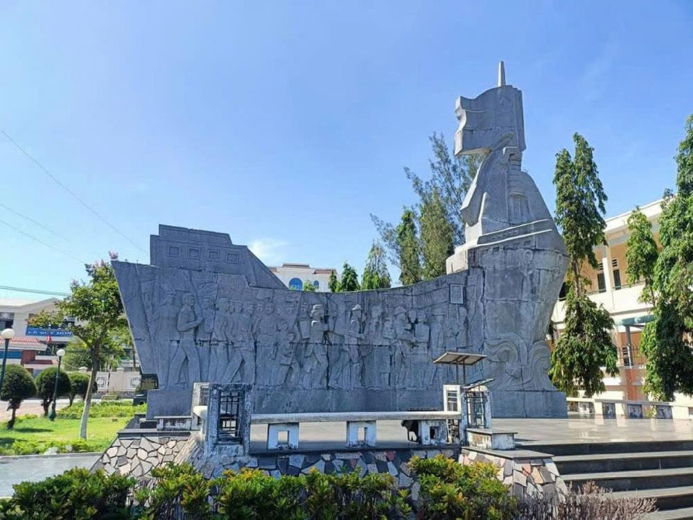 Bia di tích địa điểm chuyển quân tập kết ra Bắc tại Quy Nhơn