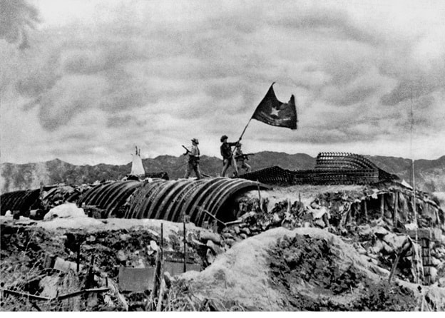Lá cờ ‘Quyết chiến Quyết thắng’ tung bay trên hầm De Castries, 751954. (Nguồn TTXVN)