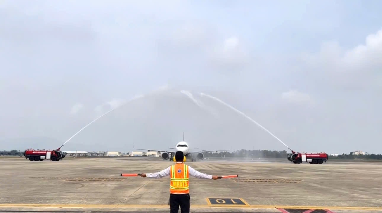 Cảng hàng không Quốc tế Đà Nẵng đón chuyến bay thương mại đầu tiên từ Tashkent, thủ đô Uzbekistan, do Hãng hàng không Centrum Airlines khai thác.