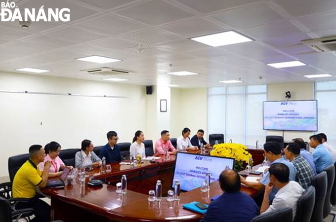 Đại diện hãng hàng không Emirates Airlines trao đổi với đại diện các Trung tâm chuyên trách thuộc Cảng hàng không quốc tế Đà Nẵng