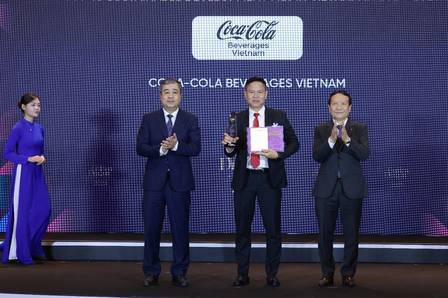 Ông Bùi Khánh Nguyên – Phó Tổng Giám đốc Đối ngoại, Truyền thông và Phát triển Bền vững Công ty TNHH Nước Giải Khát Coca-Cola Việt Nam đại diện công ty nhận giải thưởng.