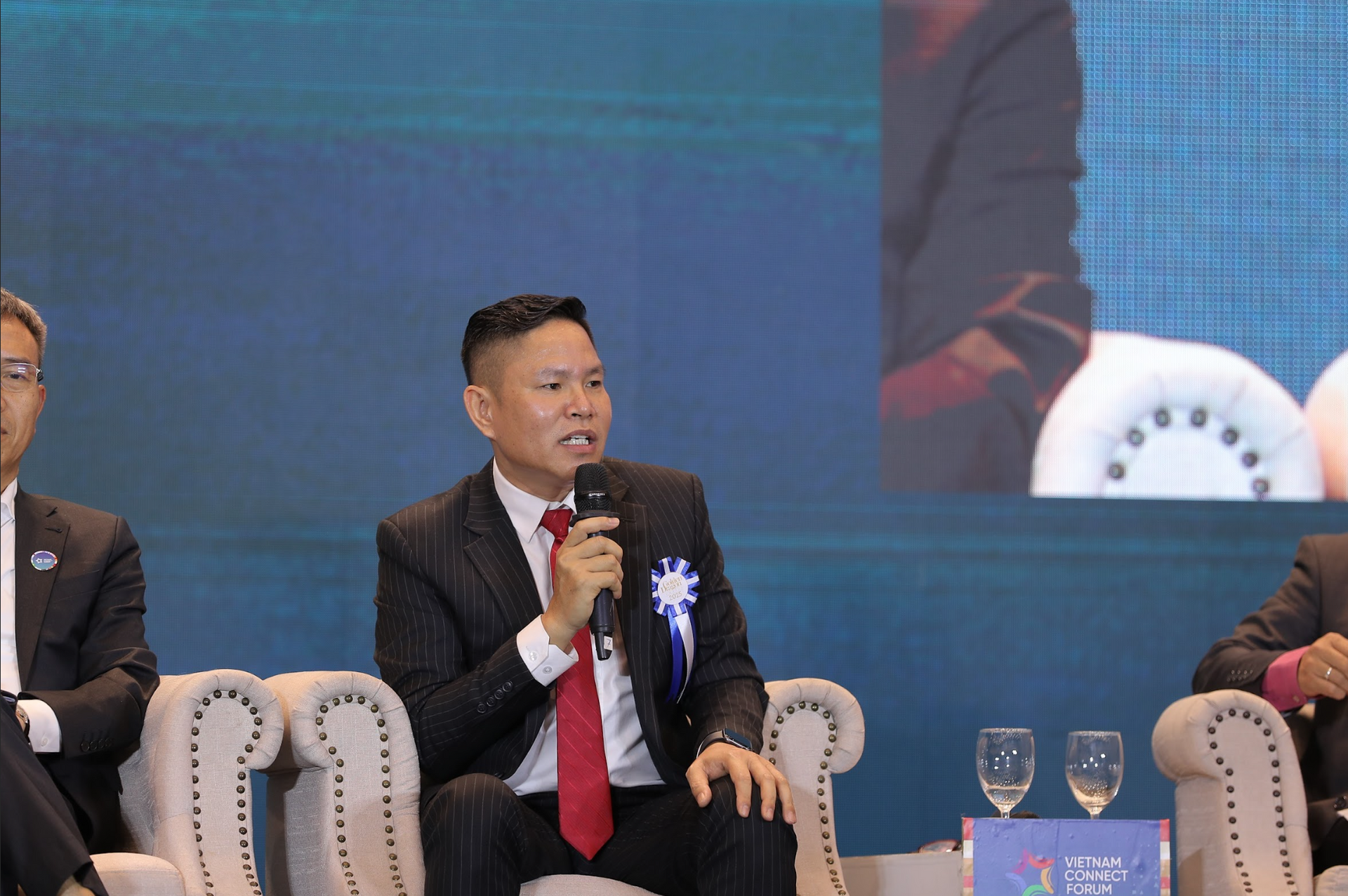 Ông Bùi Khánh Nguyên – Phó Tổng Giám đốc Đối ngoại, Truyền thông và Phát triển Bền vững Công ty TNHH Nước Giải Khát Coca-Cola Việt Nam chia sẻ tại phiên thảo luận “Chiến lược FDI Trong Kỷ Nguyên Mới” tại sự kiện.
