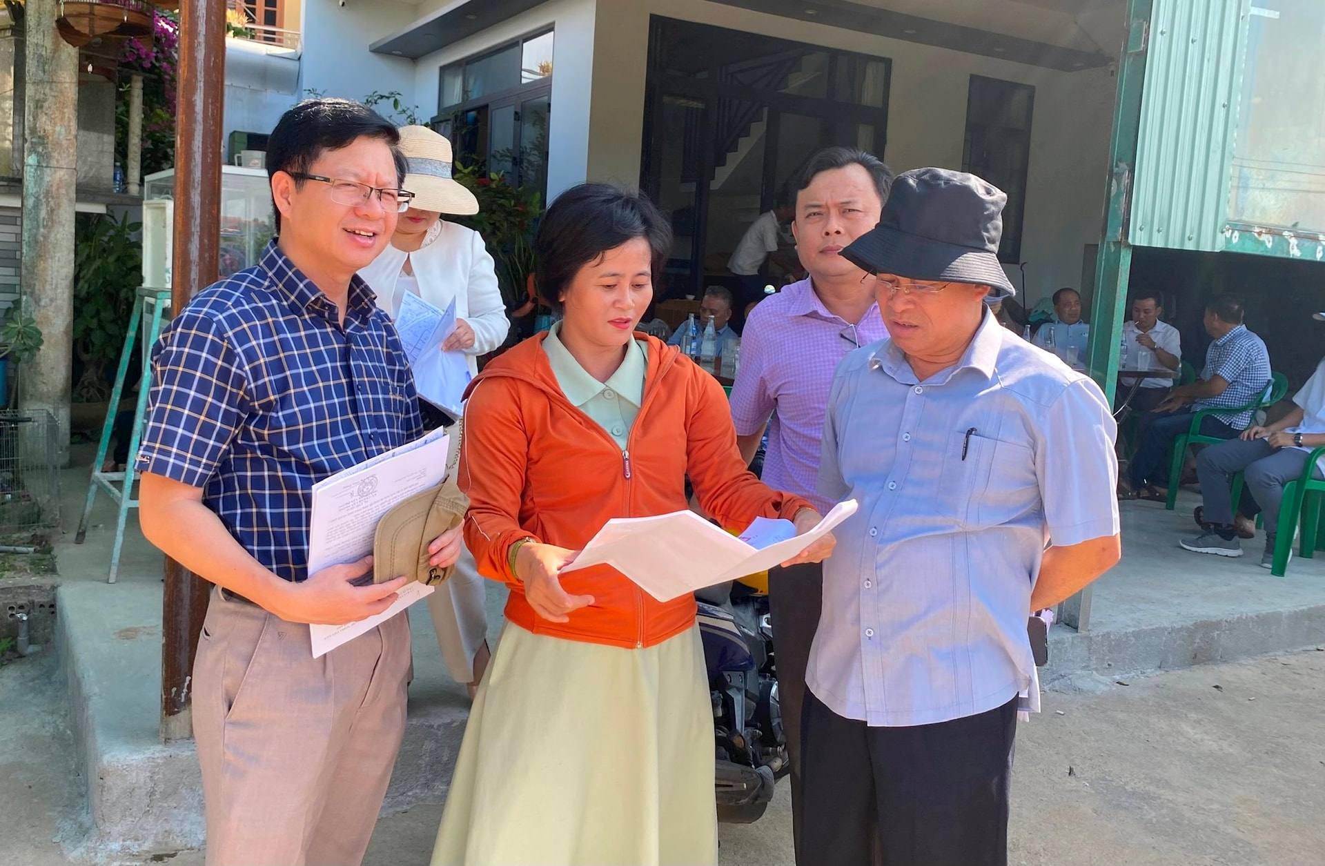 Bà Nguyễn Thị Minh Châu trình bày bản đồ dự án cho đoàn công tác chiều 6/5 - Ảnh: KHÁNH L