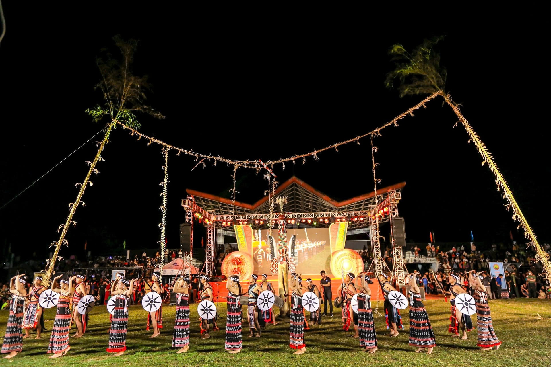 Liên hoan âm vang cồng chiêng