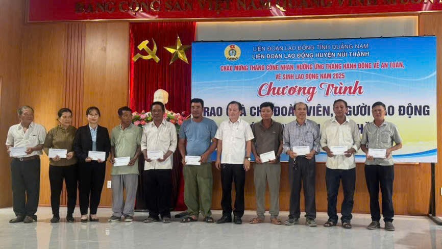 Trao quà cho đoàn viên công đoàn Núi Thành. Ảnh VĂN PHIN