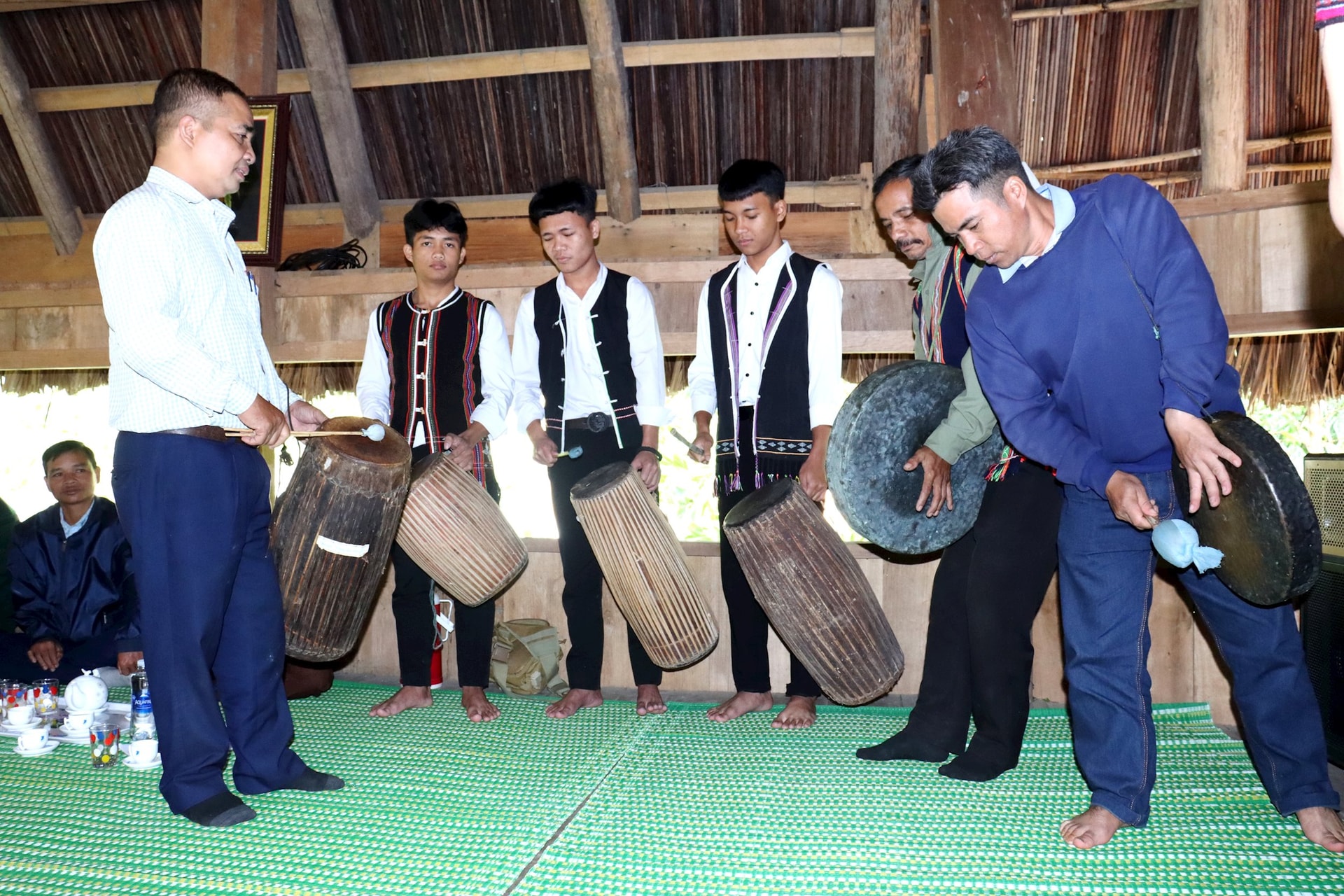 タイザン族の職人が学生たちに太鼓と銅鑼の演奏方法を教えています。これはグリーンツーリズムの発展に向けて文化を保存する方法です。