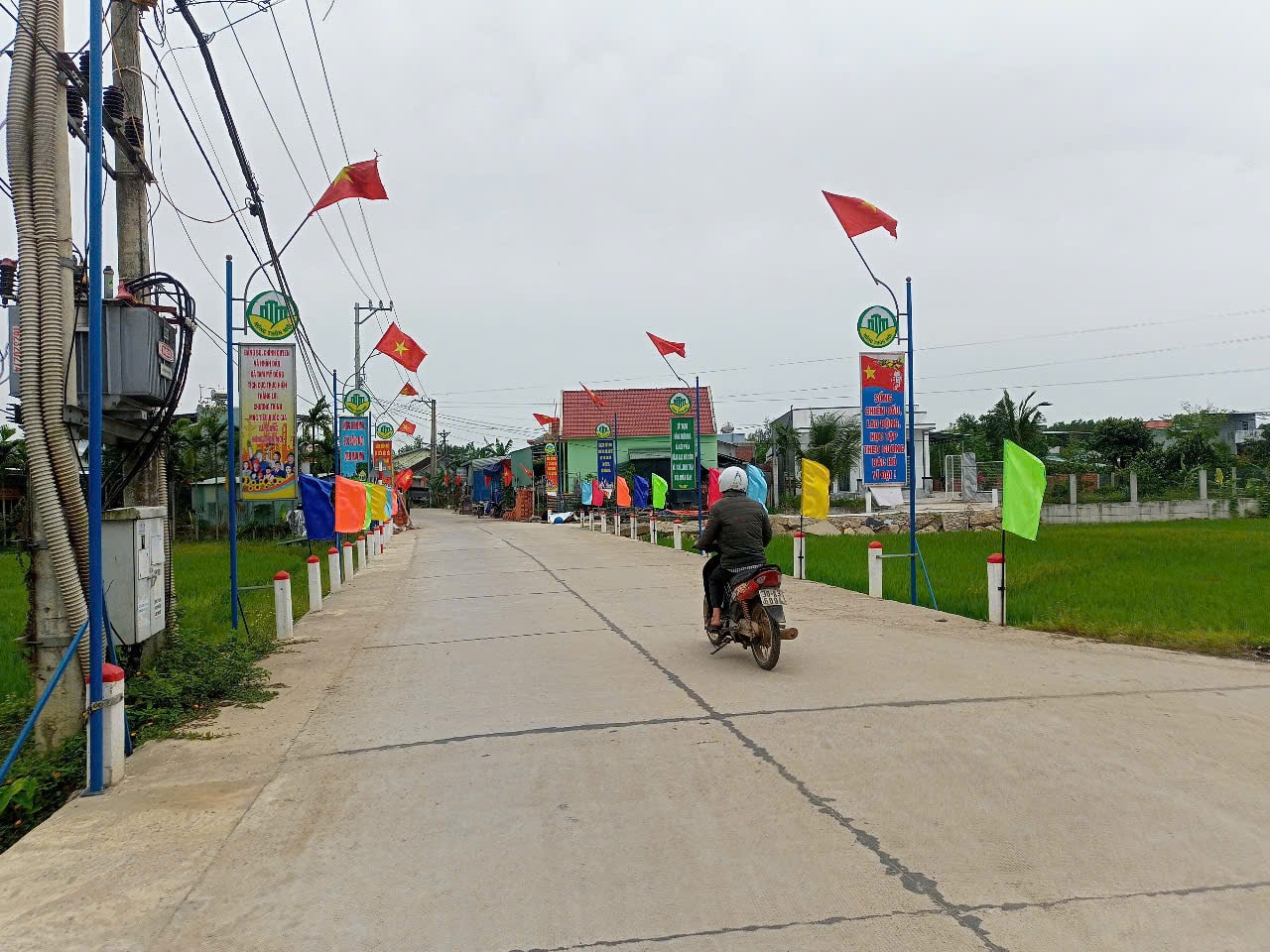 Đường quê Núi Thành hôm nay. Ảnh VĂN PHIN