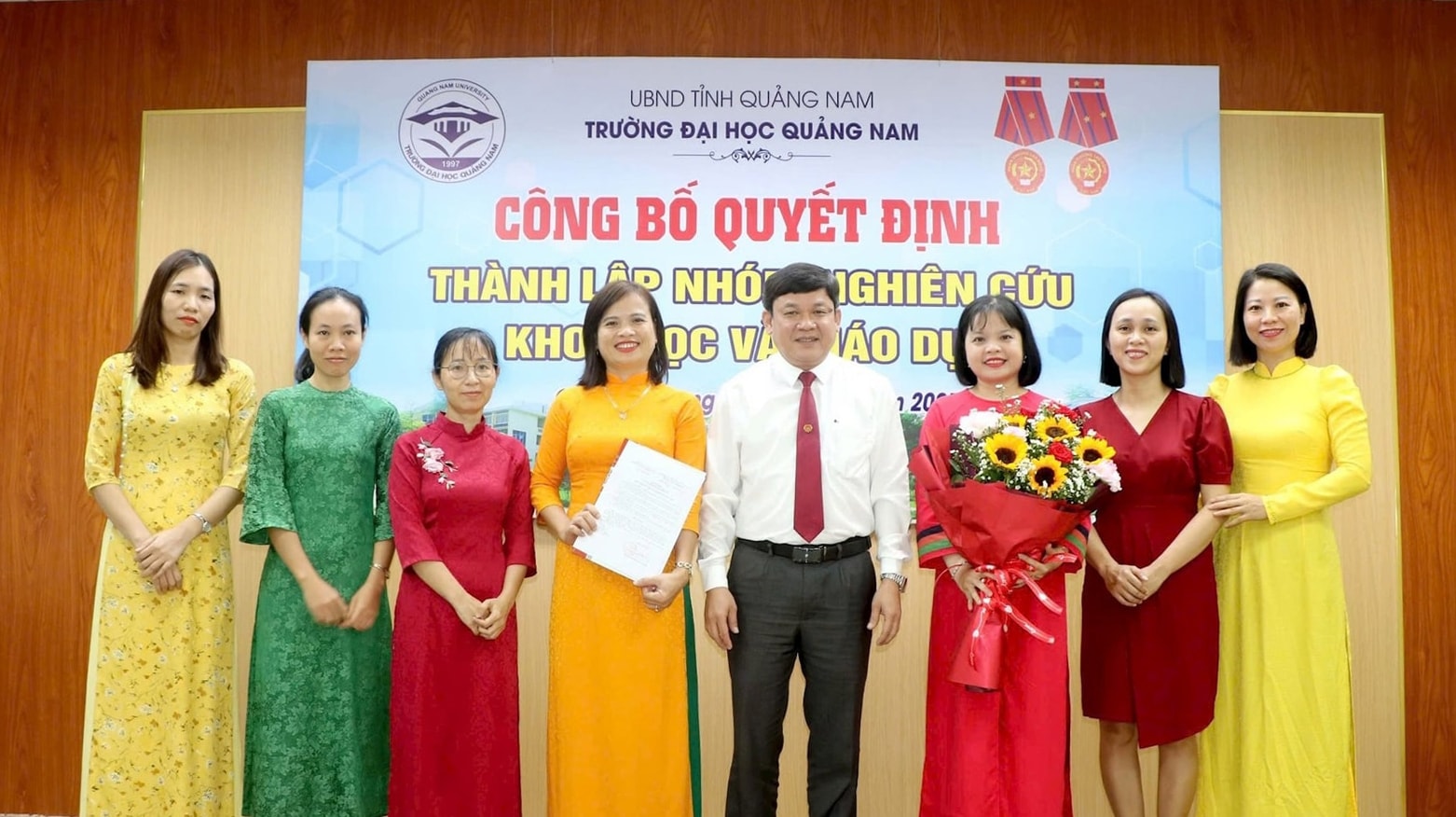 pgs.ts.-huynh-trong-duong-trao-quyet-dinh-cho-nhom-nghien-cuu(1).jpg