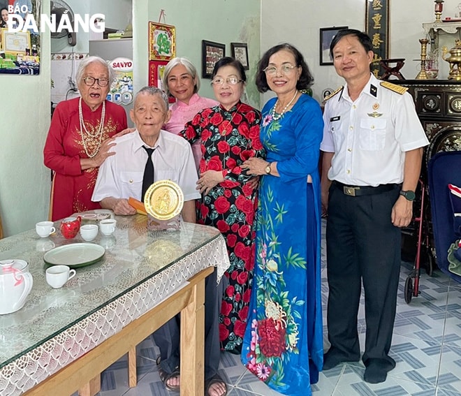 Ông Lê Đình Kiến (ngồi) cùng vợ (bên trái).