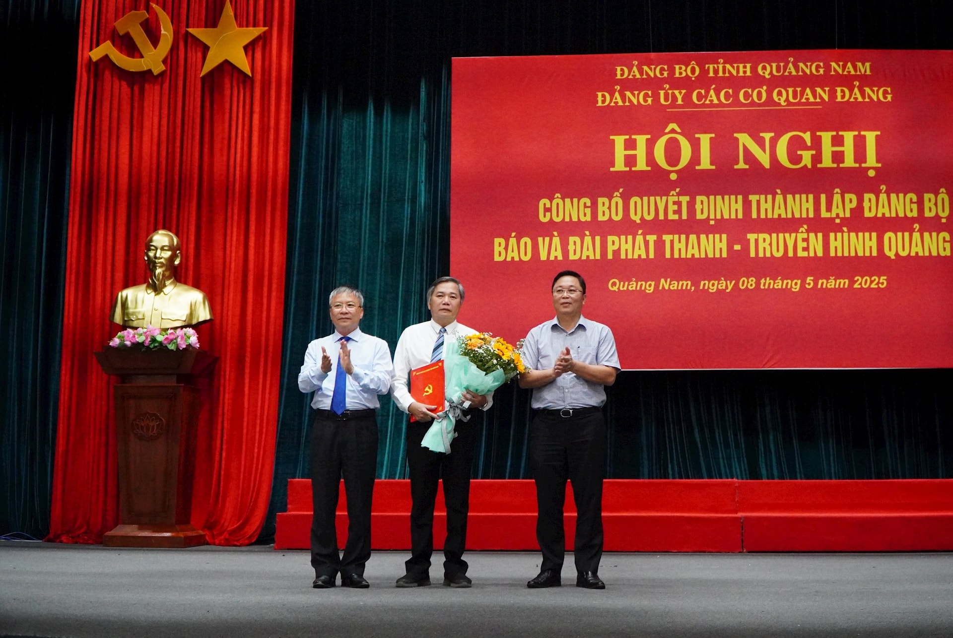 Đồng chí Nguyễn Đức Dũng và đồng chí Lê Trí Thanh trao quyết định thành lập Đảng bộ và tặng hoa chúc mừng cho đồng chí Mai Văn Tư. Ảnh: HỒ QUÂN