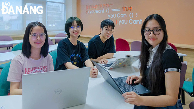 Các thành viên Omniglot của Viện Nghiên cứu và Đào tạo Việt - Anh trong một buổi làm việc nhóm. Ảnh: NHẬT HẠ