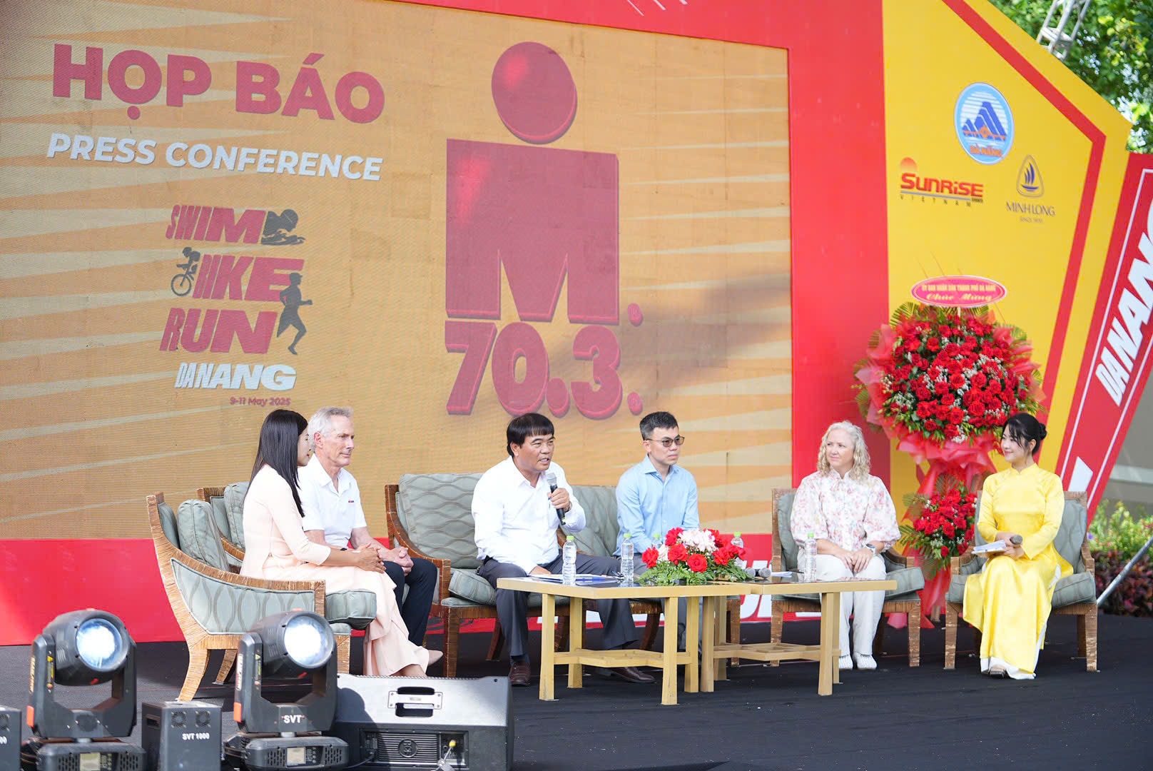  Đại diện Sở Văn hóa, thể thao và du lịch Đà Nẵng phát biểu, bên cạnh là ông Lý Huy Sáng (Tổng gián đốc Công ty Minh Long) tại buổi họp báo Giải IRONMAN 70.3 Đà Nẵng 2025. Ảnh XUÂN LAN 