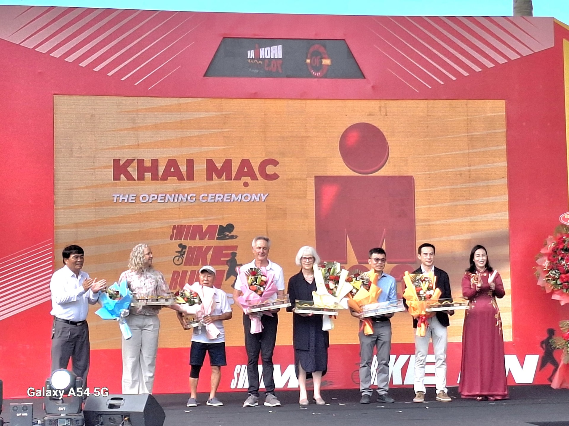  Sự góp mặt của hai huyền thoại: Mark Allen -nhà vô địch 6 lần tại Giải vô địch thế giới IRONMAN ( thứ 4 bên trái sang) và Yee Sze Mun -VĐV 88 tuổi đến từ Malaysia (thứ 3 bên trái sang) tại giải IRONMAN 70.3 Đà Nẵng là biểu tượng sống của ý chí bền bỉ và khả năng bứt phá vượt qua giới hạn tuổi tác. Ảnh XUÂN LAN 