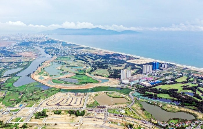Vệt đô thị ven sông Cổ Cò hướng Đà Nẵng - Hội An (tỉnh Quảng Nam). Ảnh: TRIỆU TÙNG