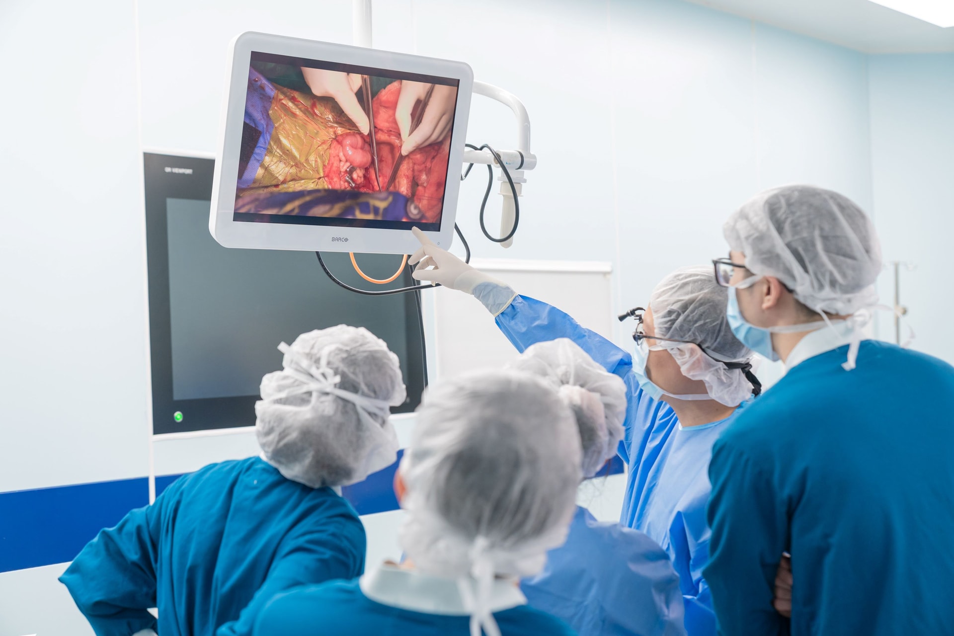 Ekip chuyên gia, bác sĩ trong ca phẫu thuật.