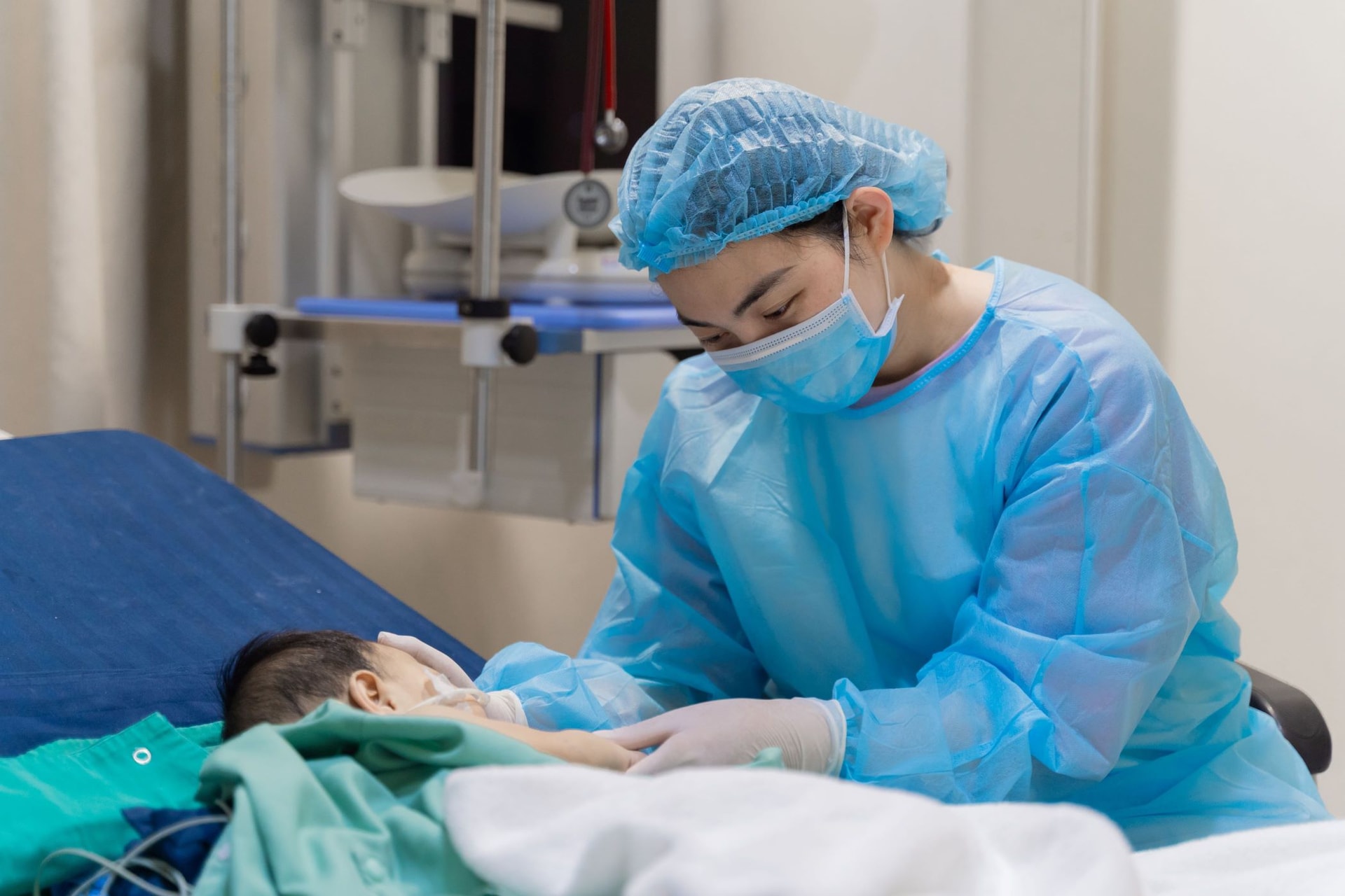 Bé T được gặp mẹ sau ca mổ có kết quả tích cực.