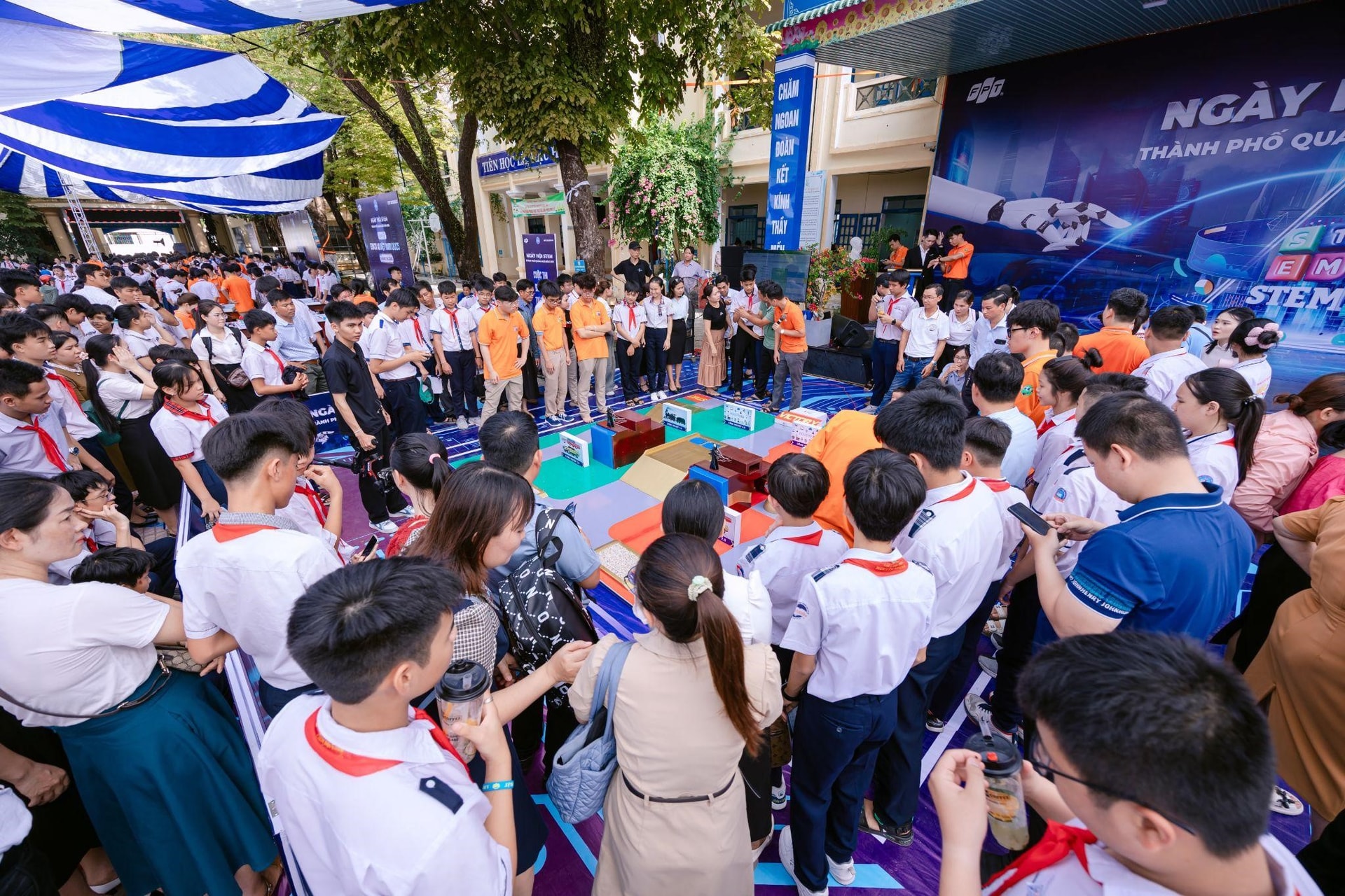 Học sinh sẵn sàng trải nghiệm tại khu vực sân đấu các cuộc thi công nghệ.