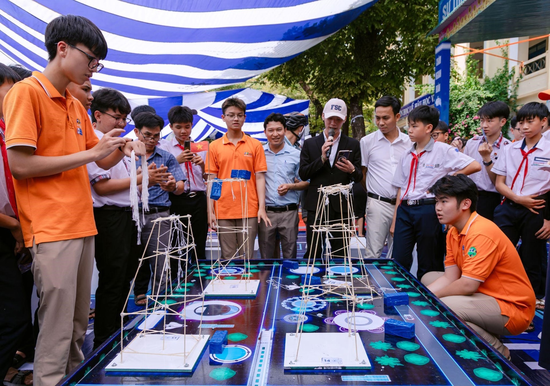 Sản phẩm mô hình nhà chống động đất của các đội thi trong cuộc thi AI Builders’ Showdown.