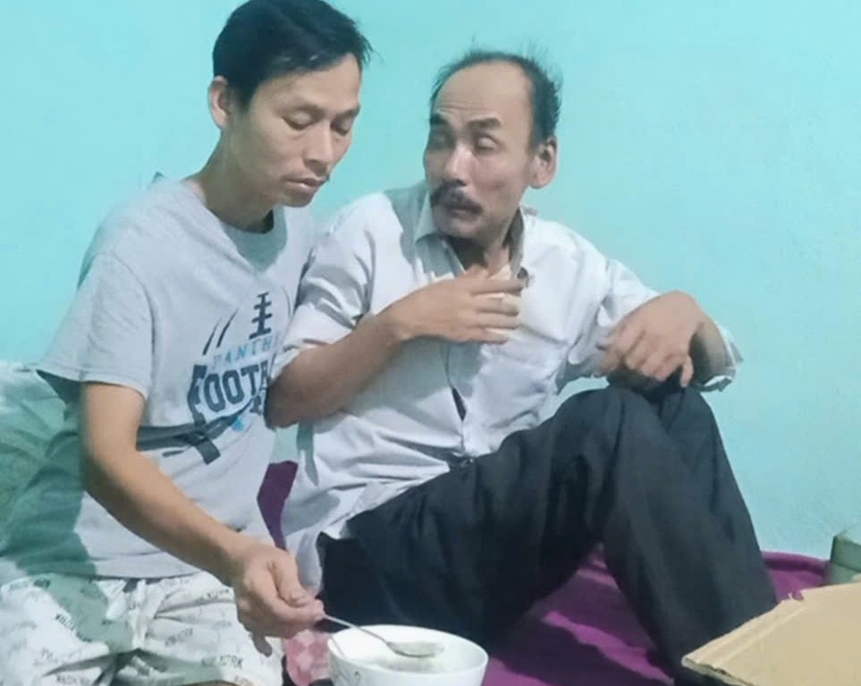 Anh Chánh chăm sóc người cha bị tâm thần hơn 35 năm nay. Ảnh: BÌNH MINH.