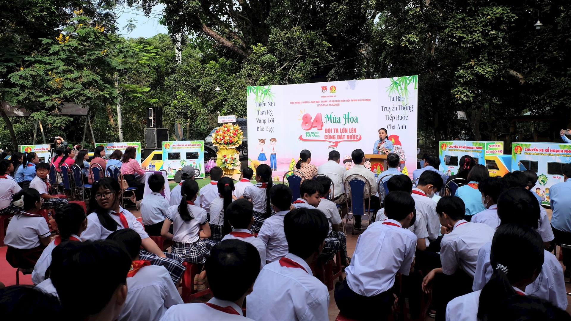 Đội viên, thiếu nhi thành phố được ôn lại truyền thống 84 năm thành lập và phát triển của Đội TNTP Hồ Chí Minh. Ảnh: MỸ LINH